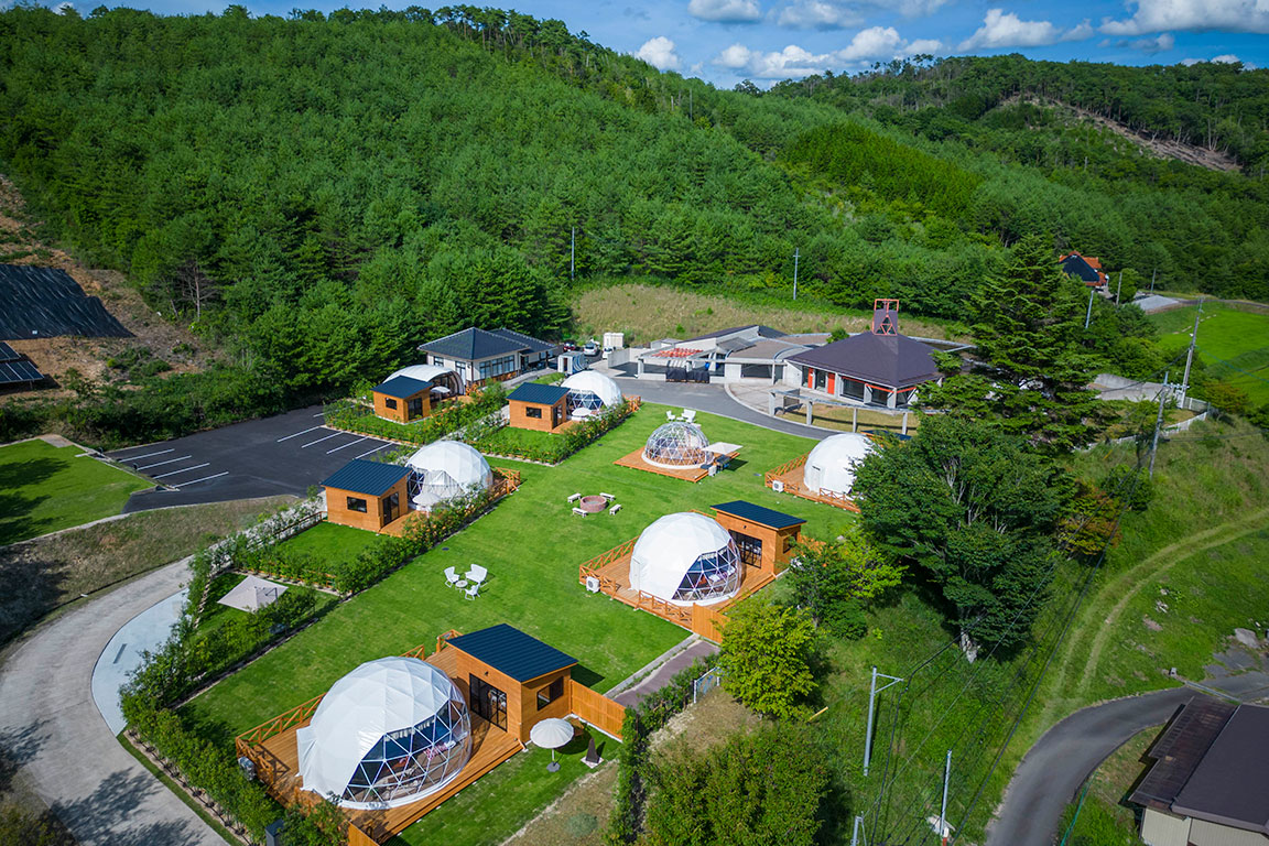 グランピング施設「グランエントランス広島三原」にプールや芝生で遊べる新客室が登場
