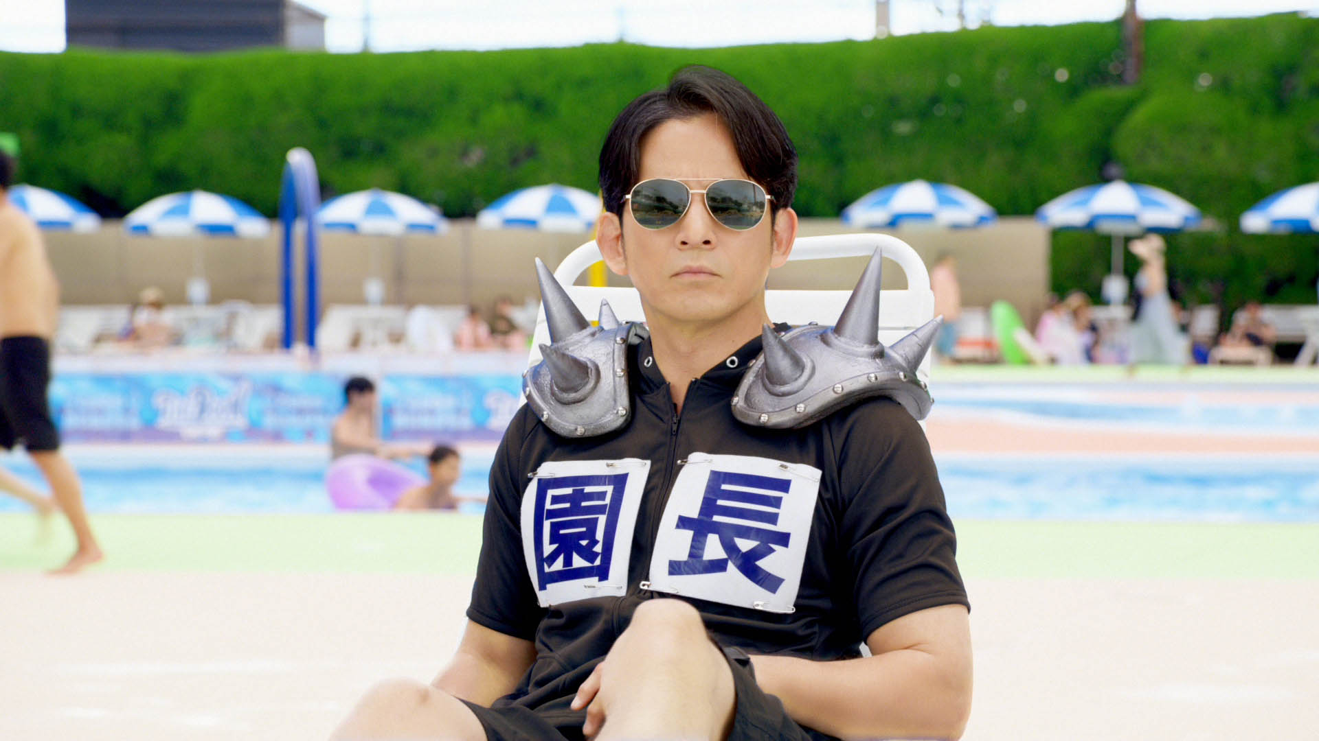夏の新CM「枚方鮫」篇に出演する園長の“超ひらパー兄さん”（岡田准一）