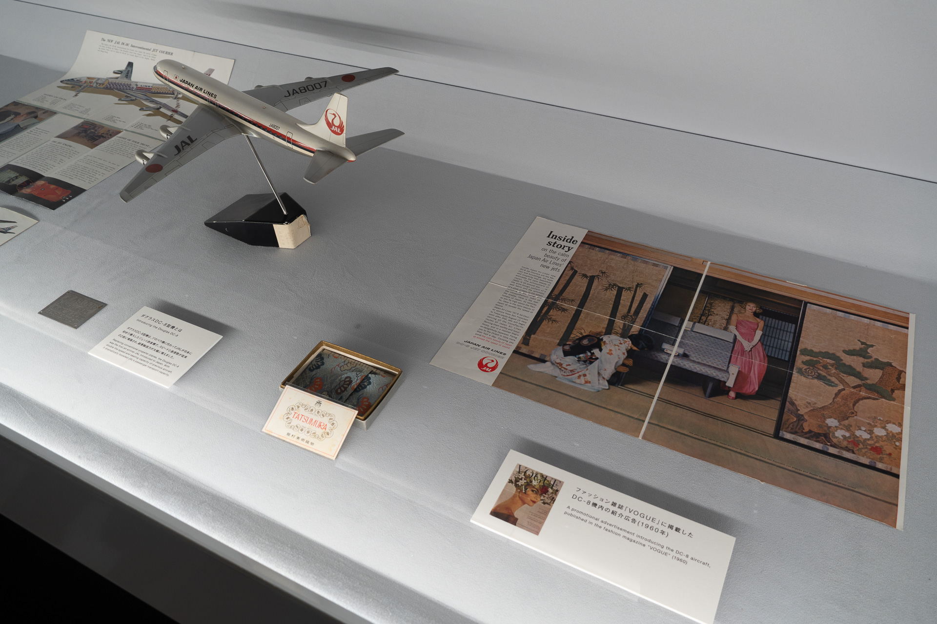 右端の「JAL一期生集合写真」から、左端のDC-8退役まで時間軸を追って史料を展示している