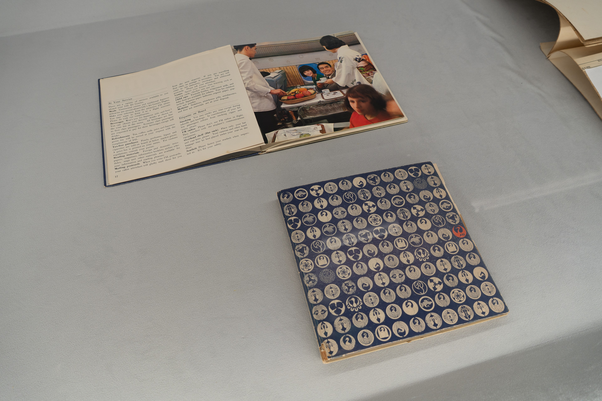 右端の「JAL一期生集合写真」から、左端のDC-8退役まで時間軸を追って史料を展示している