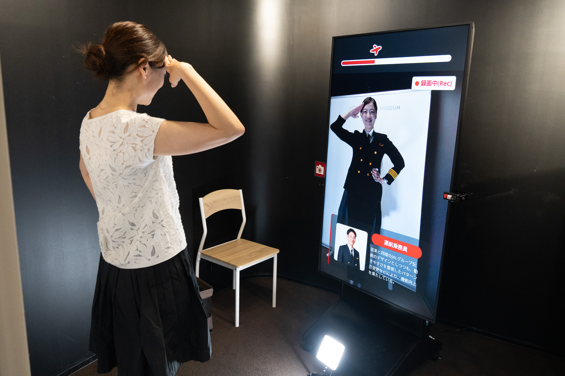 JAL制服の仮想試着システム「JAL VIRTUAL FIT」。腕に動きに画面上の制服も追従していることが分かる