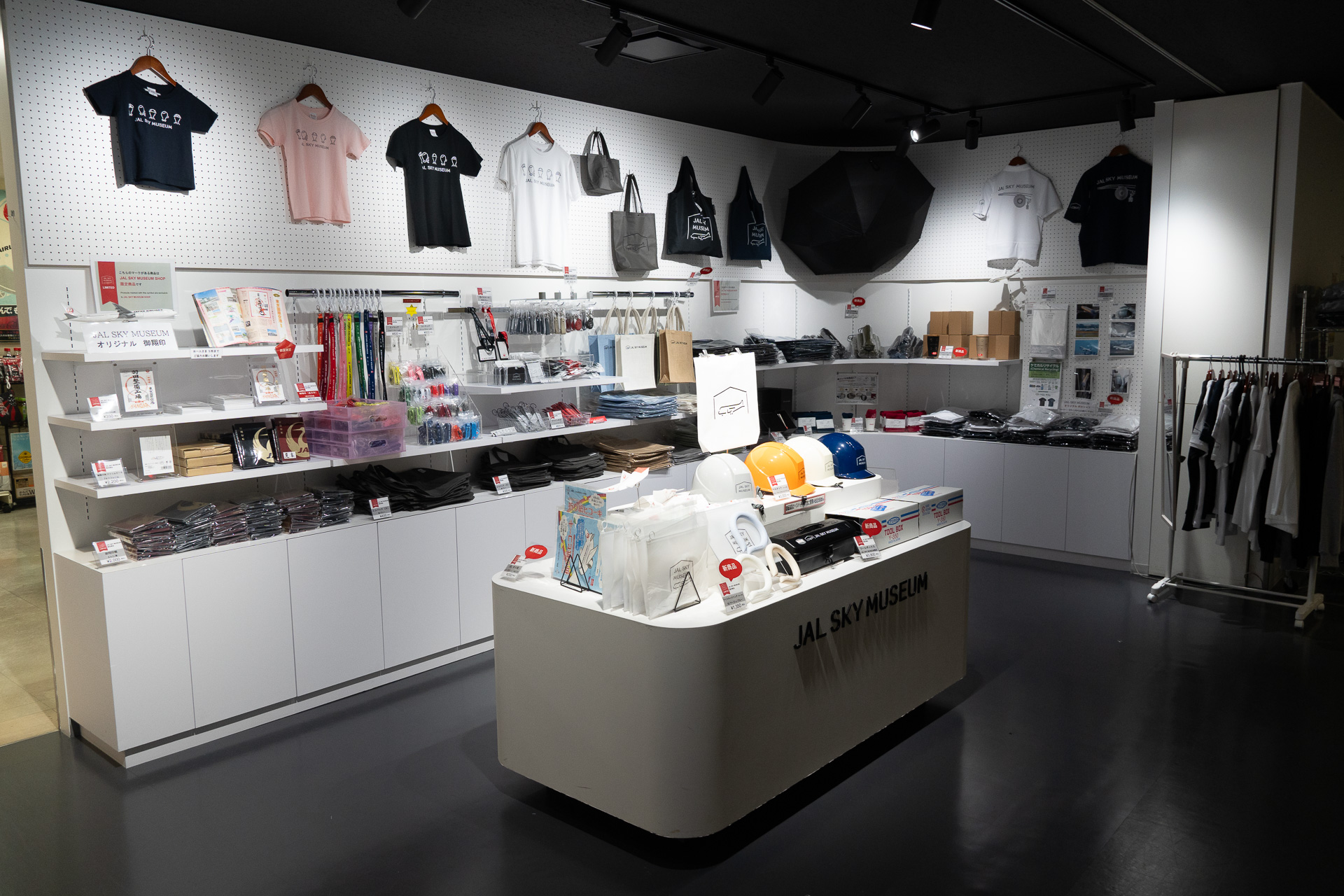 JAL SKY MUSEUMの奥にはミュージアムショップを併設している。チラ見えしている奥が既存の売店機能