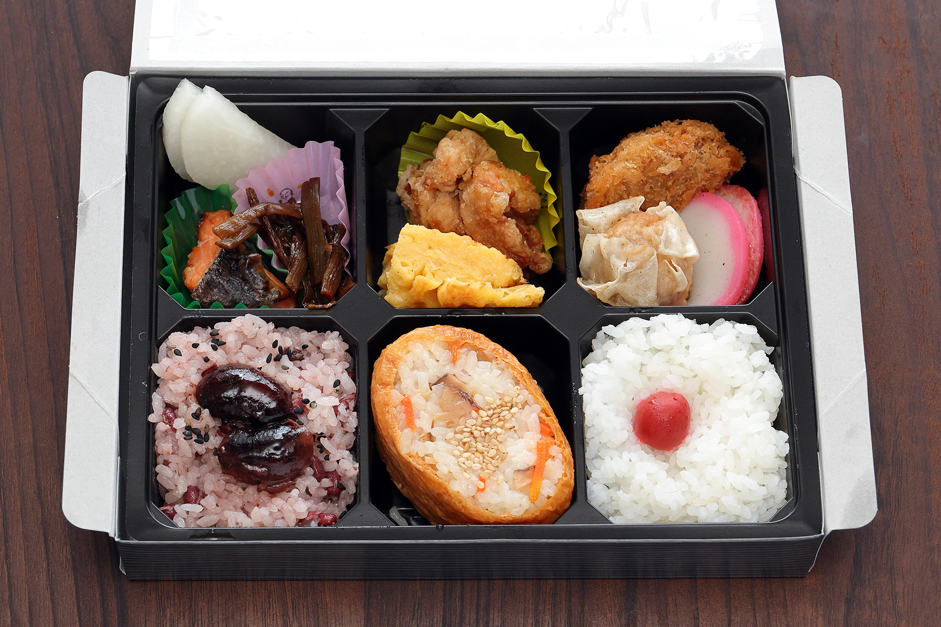 6つの仕切りの上段はおかず、下段には3種のご飯