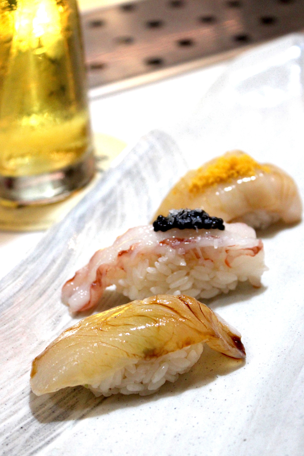 ヒラメの昆布締め甘エビ、ホタテ＆カラスミのにぎり