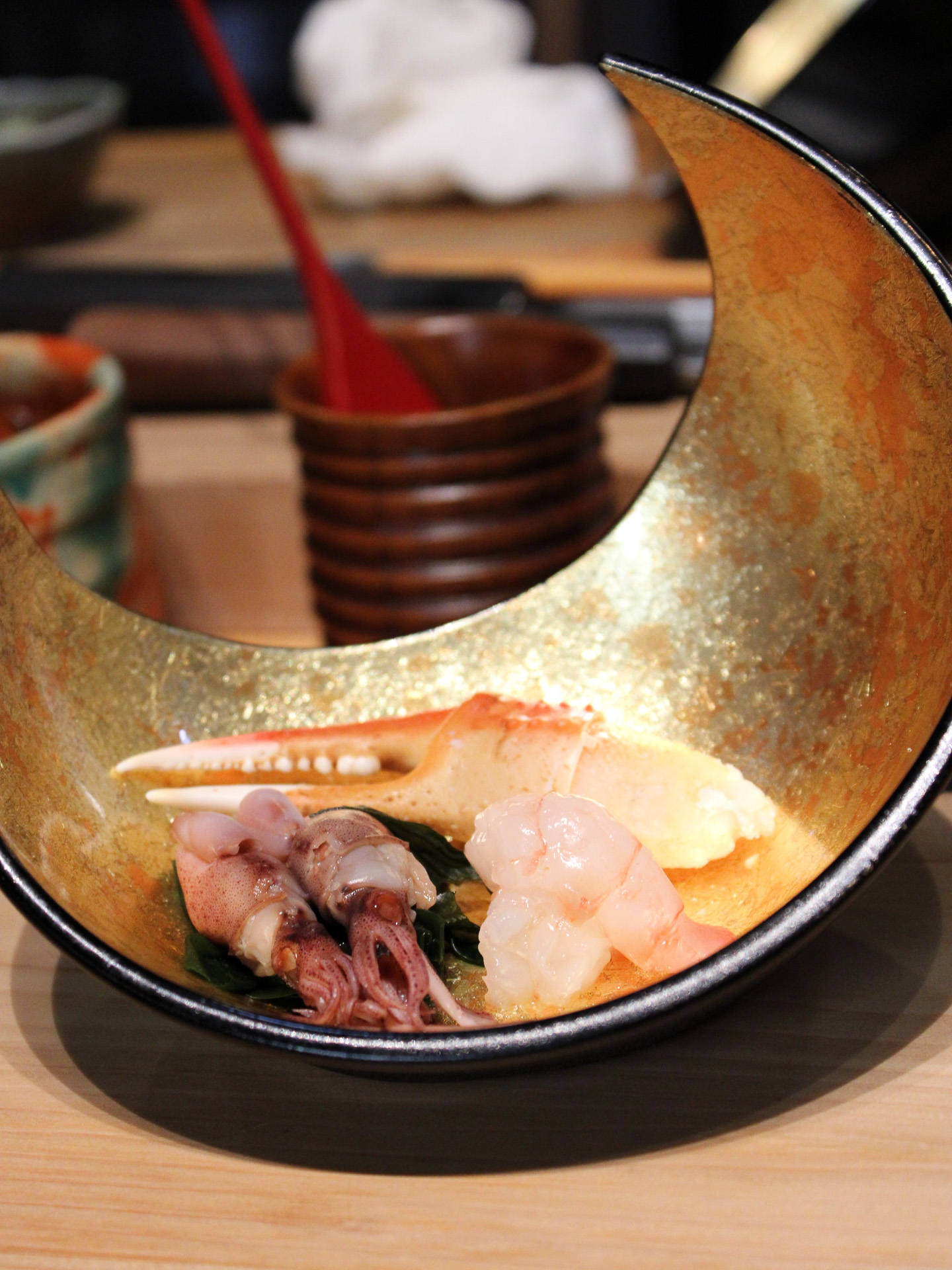 日本酒にもよく合う数種類の前菜で始まるおまかせコース