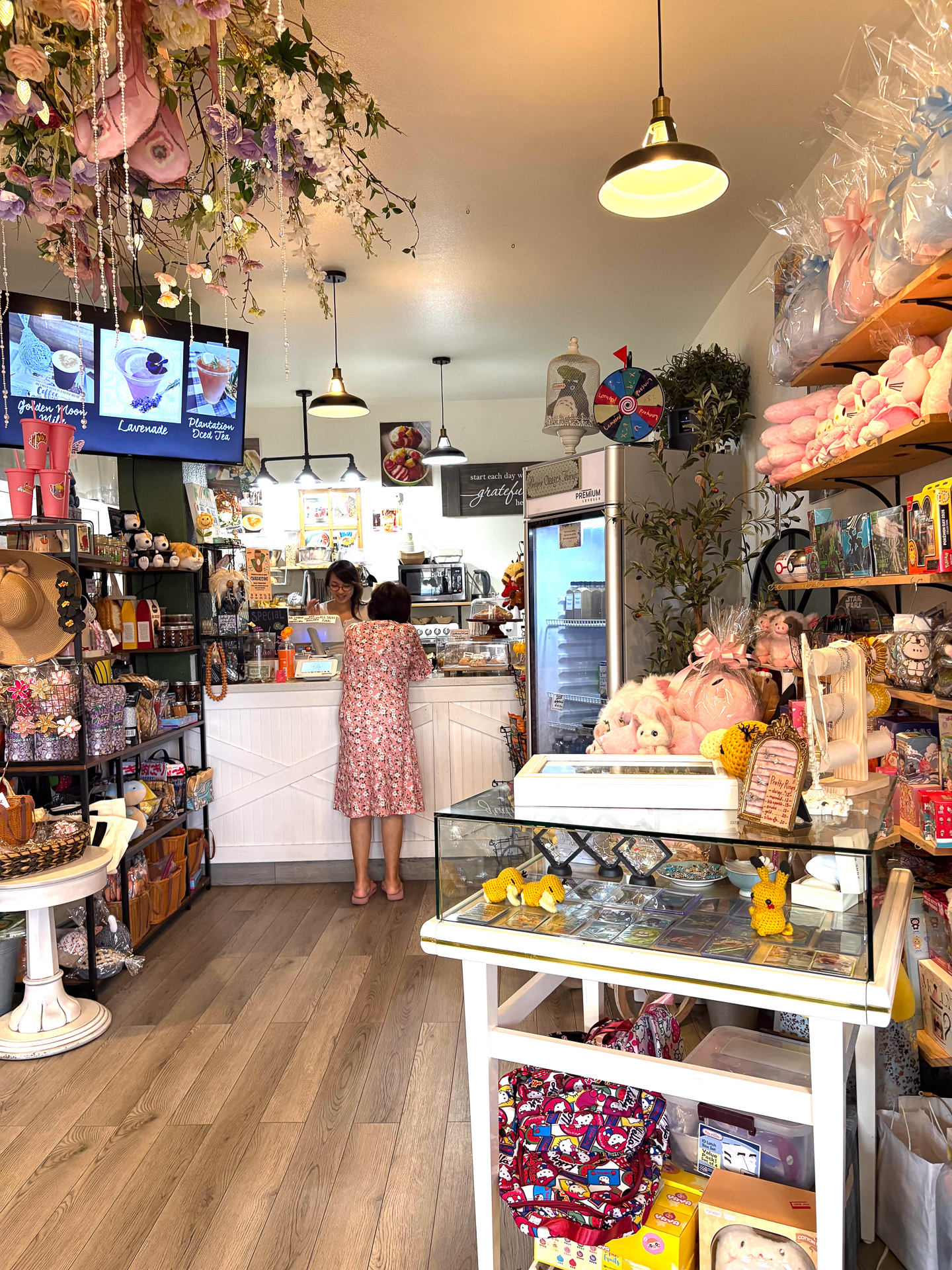 外観の雰囲気と違って、キャラクターアイテムなどがびっしり並ぶ店内