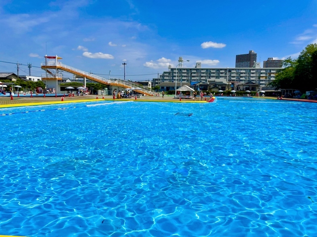 小学生と付き添い大人2名まで無料になった「北野公園市民プール」。3つのエリアと3種のスライダーを完備