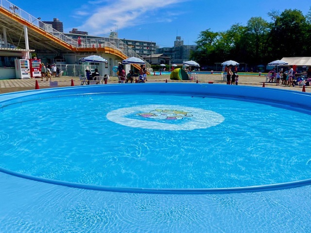 小学生と付き添い大人2名まで無料になった「北野公園市民プール」。3つのエリアと3種のスライダーを完備