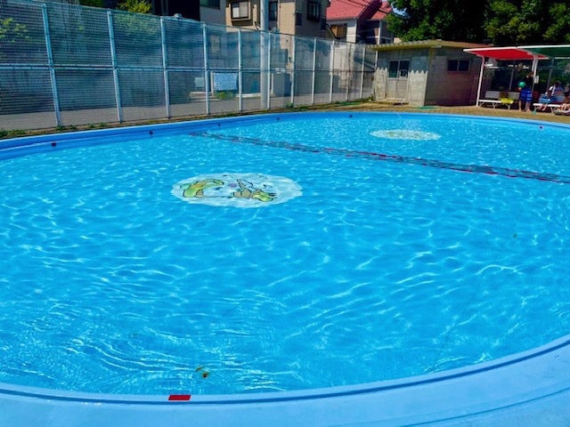 小学生と付き添い大人2名まで無料になった「北野公園市民プール」。3つのエリアと3種のスライダーを完備