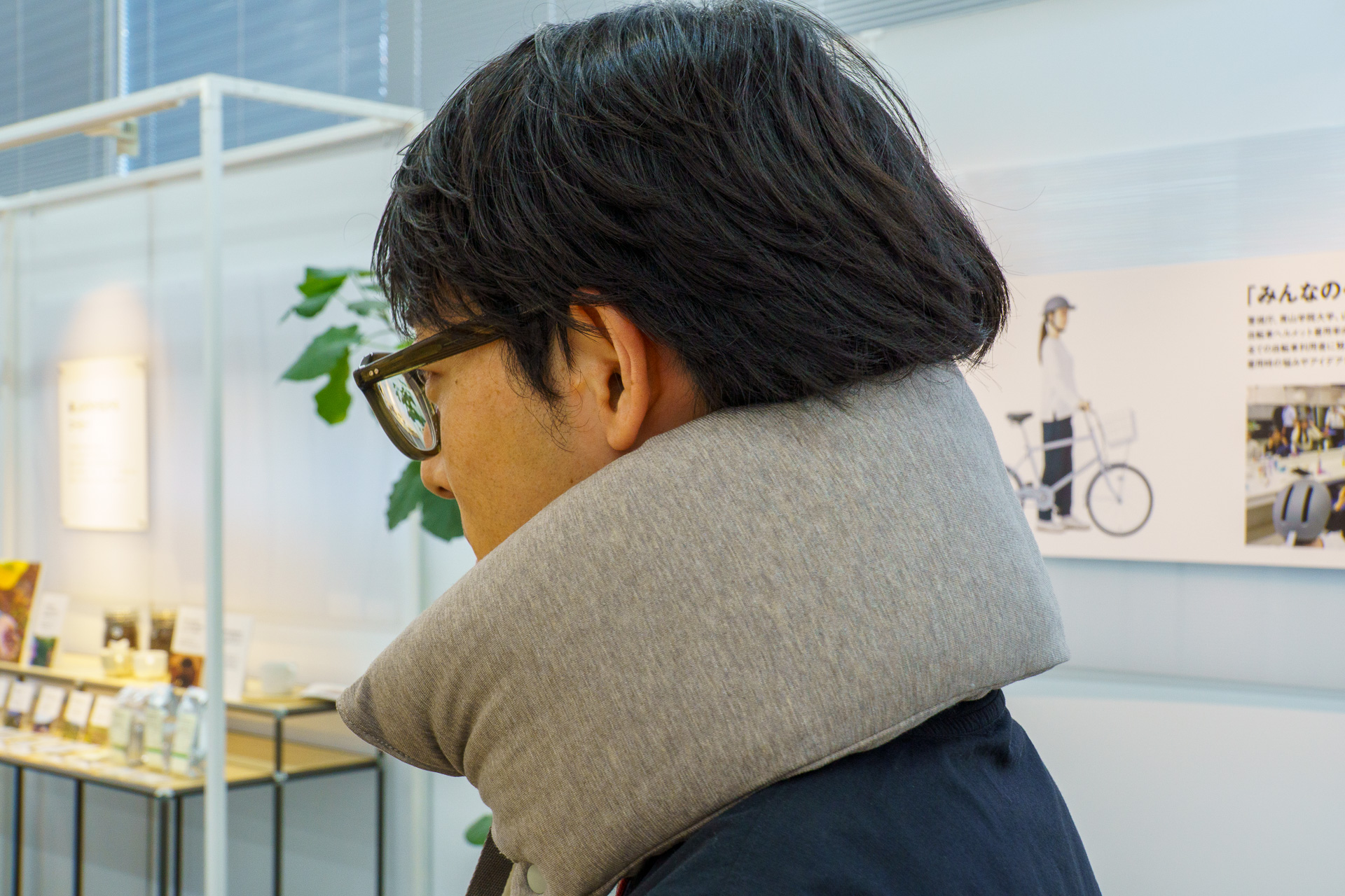 ネッククッションの場合は2つに（細長く）折りたたんで使う