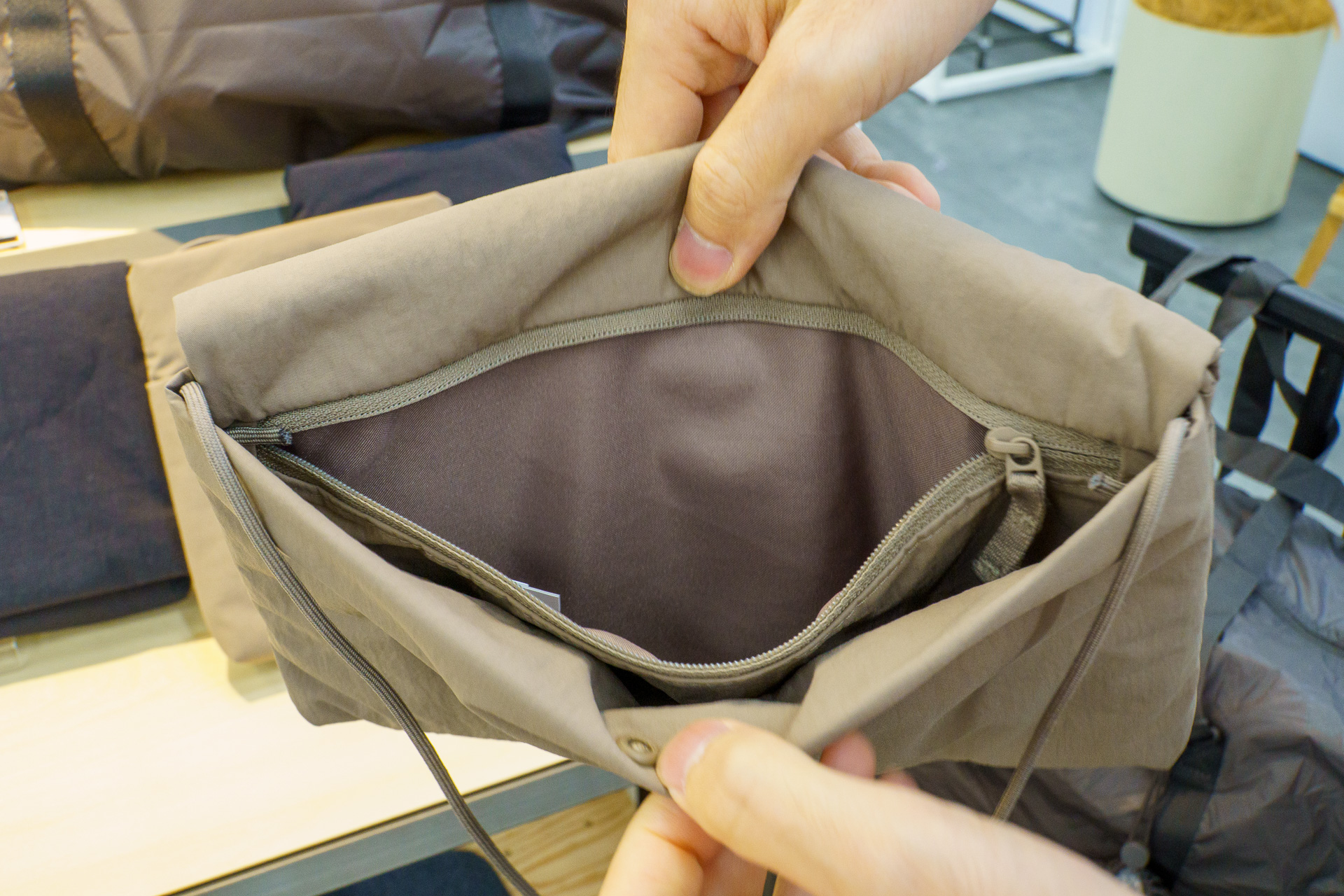 貴重品を入れられるファスナーポケット