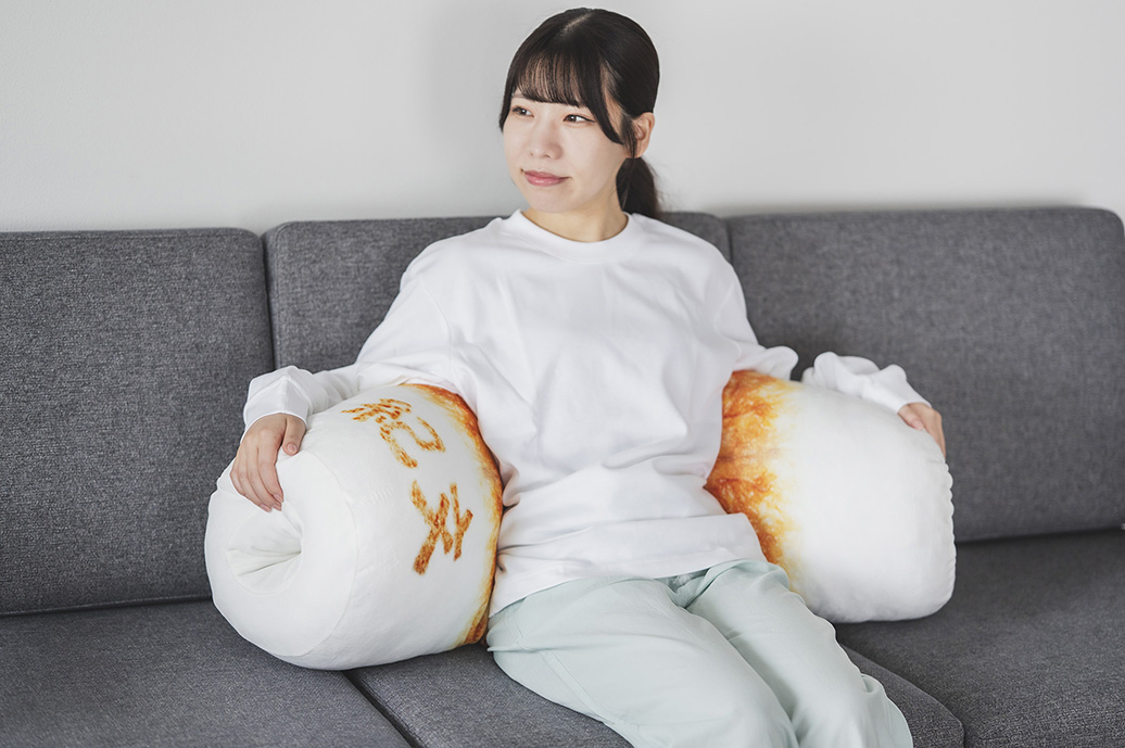 ふわふわもふもふの紀文の“特大ちくわ”に思いっきり抱きつける超BIGクッション。穴や焼き印まで再現