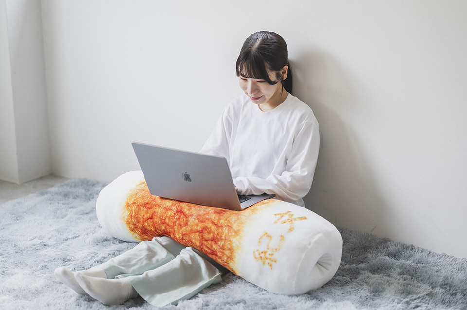 紀文の「ちくわ」が特大クッションに！ 穴や焼き印も再現、ふわふわ