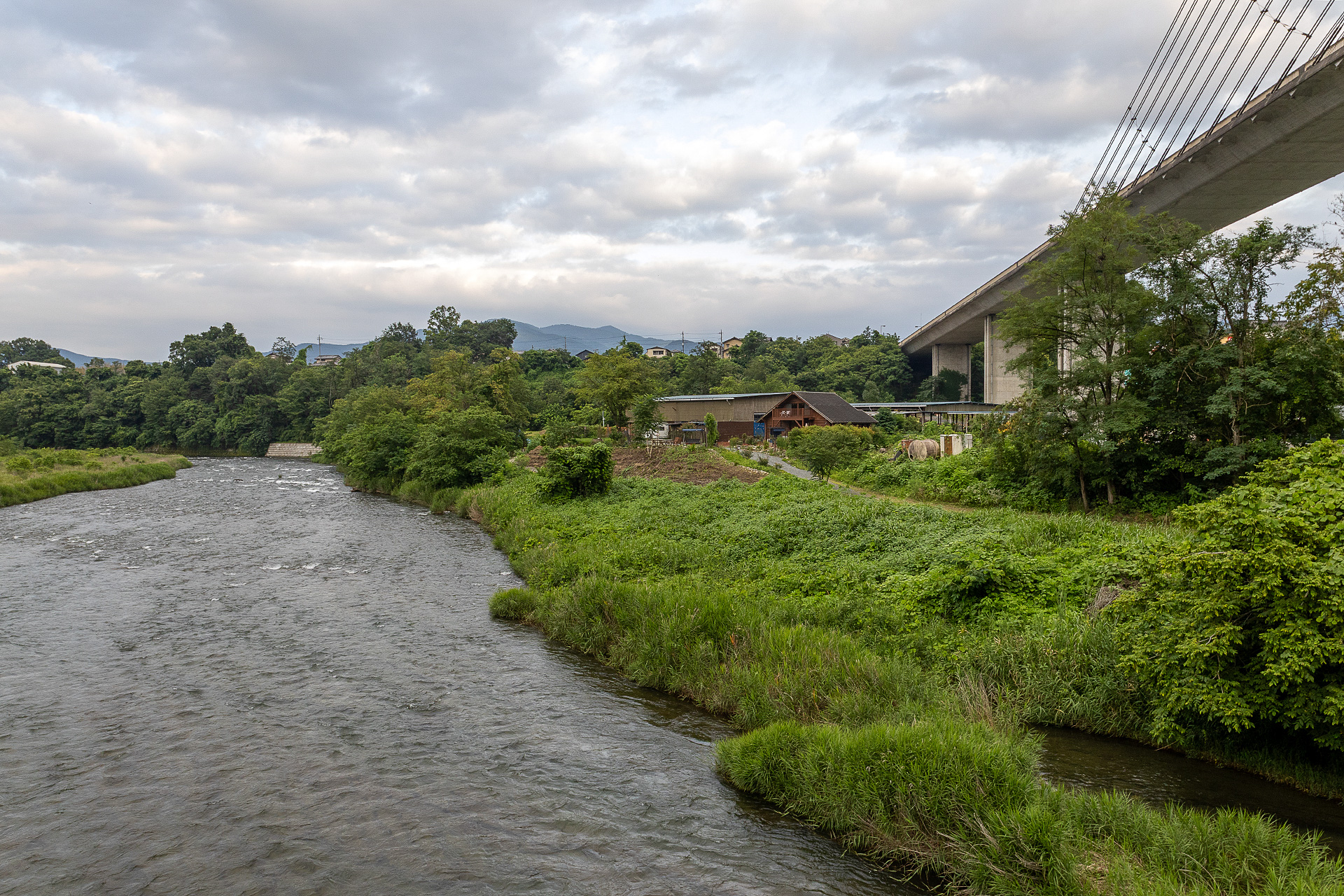 施設の横を流れる荒川。写真中央右寄りにあるのがコントラッド。写真の向きと逆にある橋脚に下には川遊びができる河原がある
