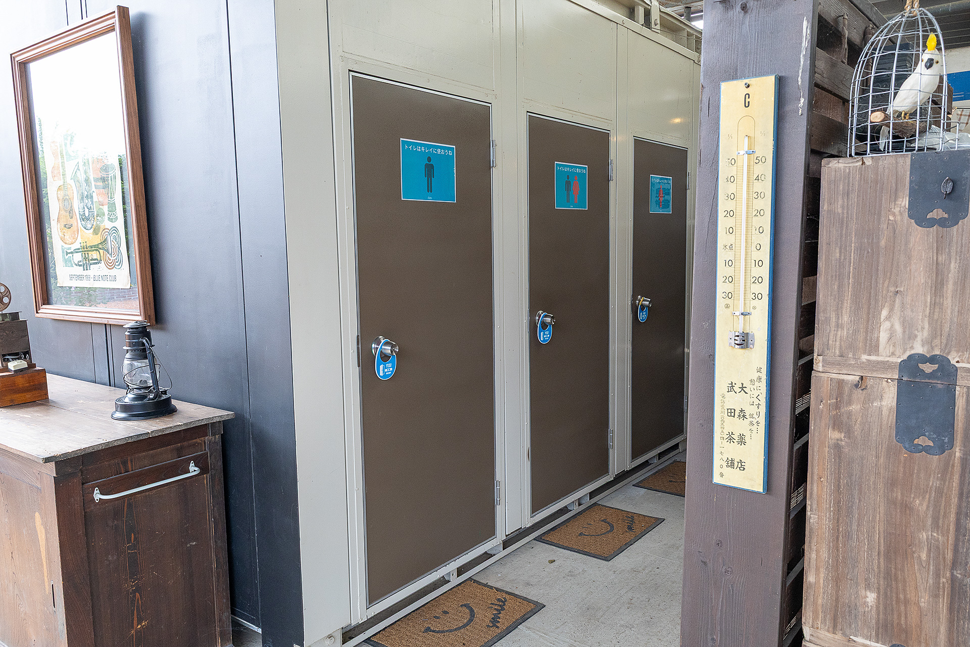トイレは男性用、女性用がそれぞれ1つずつ。男女共用が1つ。トイレは隣のキャンプ場のものも使用することができる