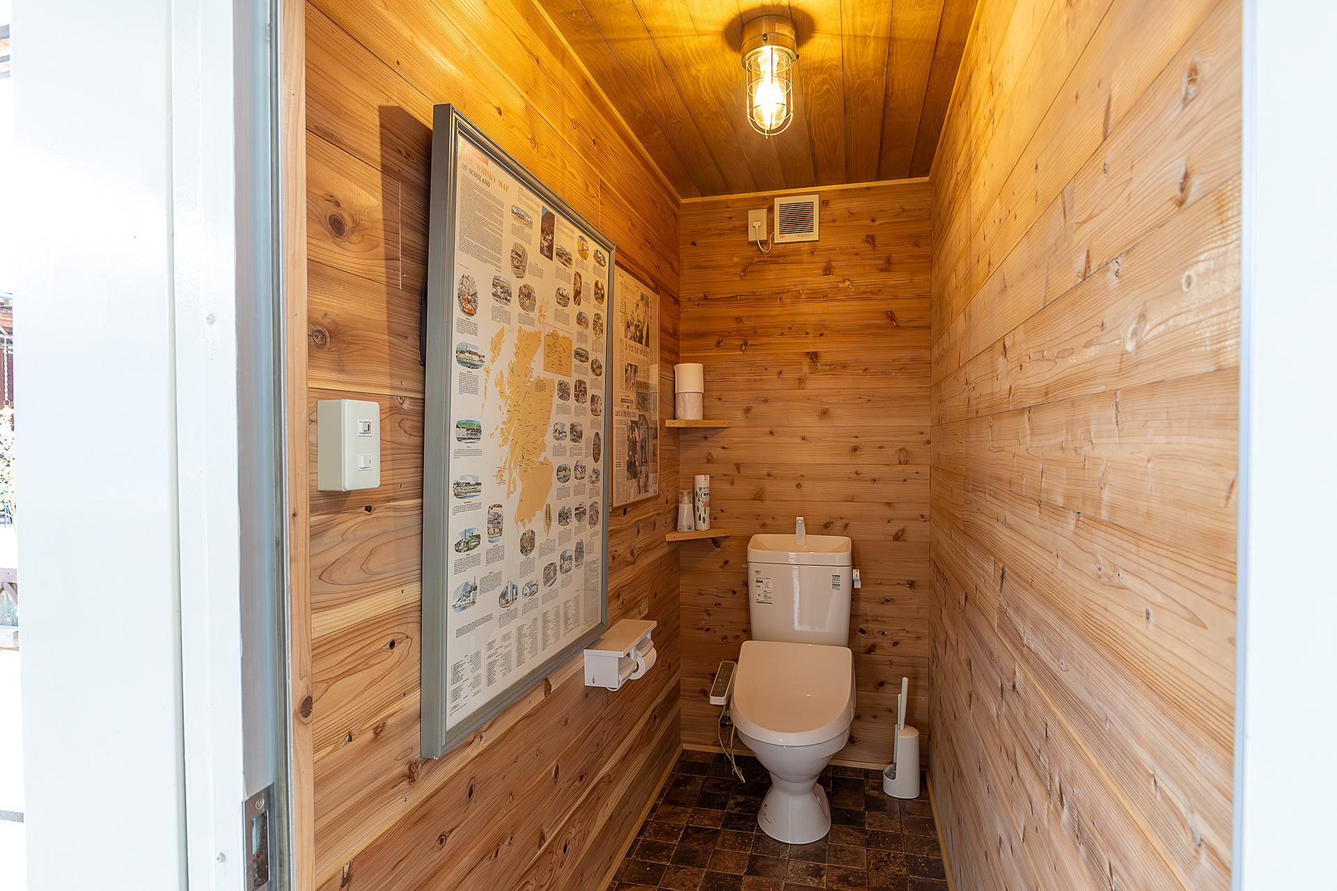男性用トイレの内部。温水洗浄便座付きで部屋もきれいに清掃されていた