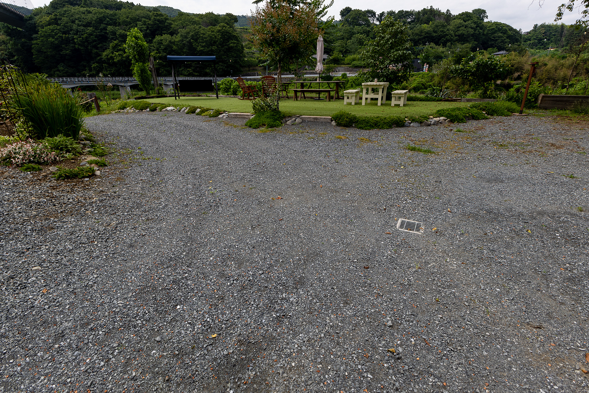 未舗装部分が雨の日でも水が溜まったり、ぬかるんだりしないように対策している