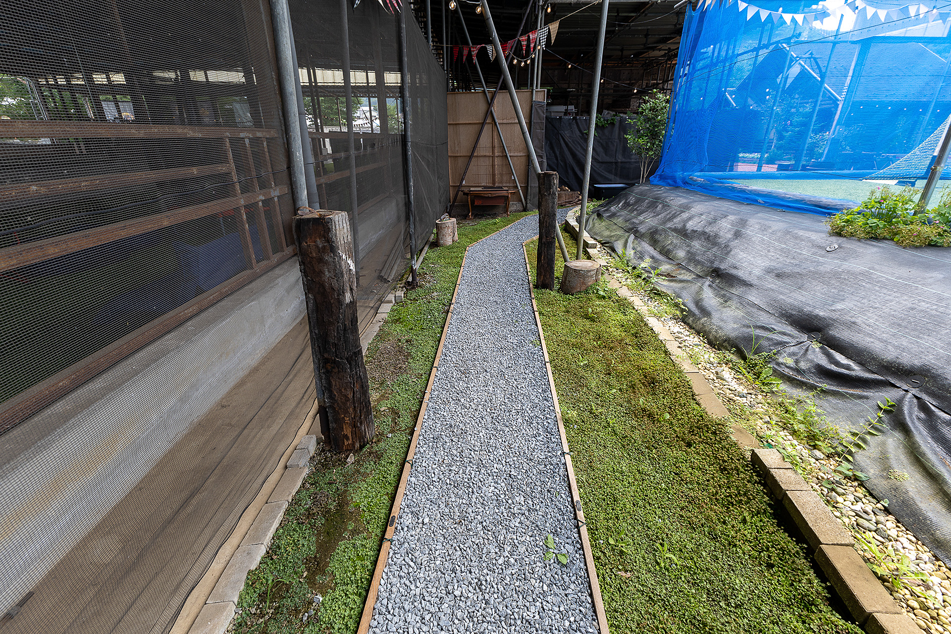 施設の裏側の通路も、このようにきちんと整備されていた