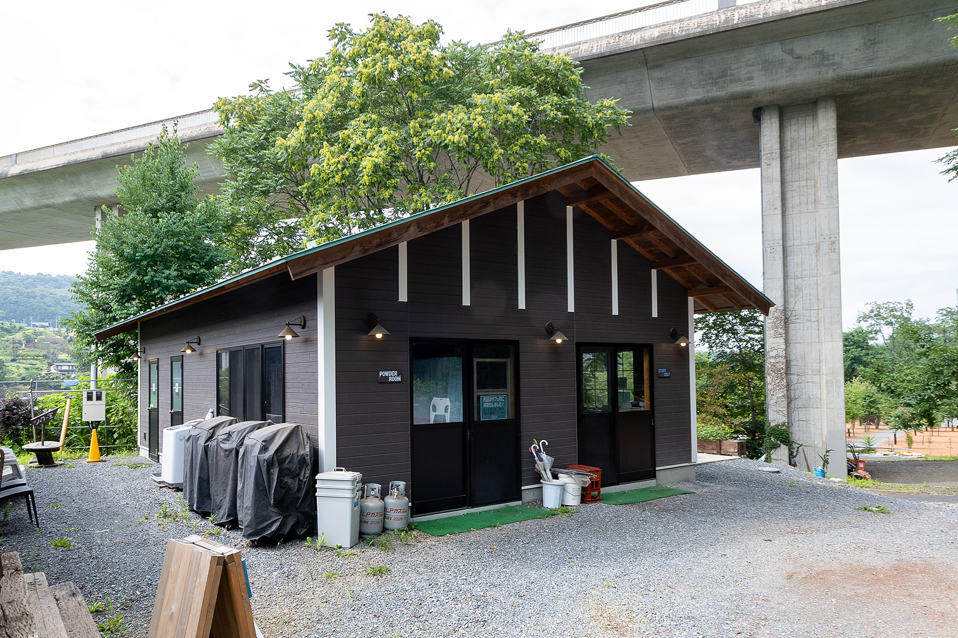 RVパークの敷地内にはシャワールームはないが、隣接するキャンプ場「秩父ファームステイ」内の管理棟のなかにあるシャワー室が利用できる。歩いて2～3分
