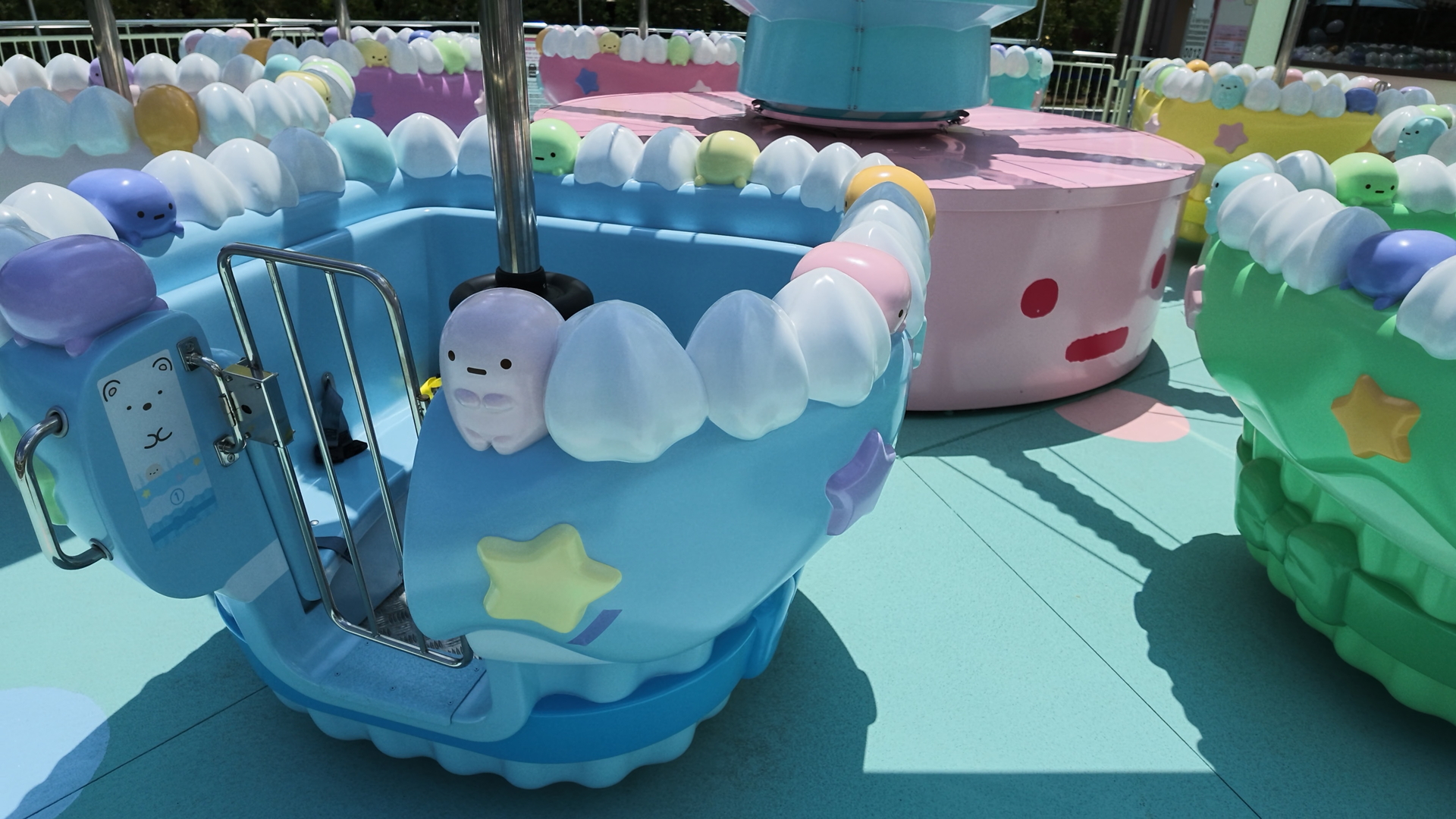 配布されたカードと同じキャラのカップケーキに乗車しよう