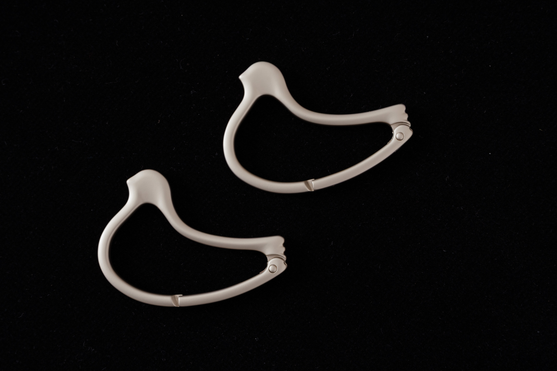 付属のオリジナルカラビナも鳩サブレーフォルム。イヤホンケースや鍵のキーホルダーとして、カラビナ単体で使うのもお勧めという