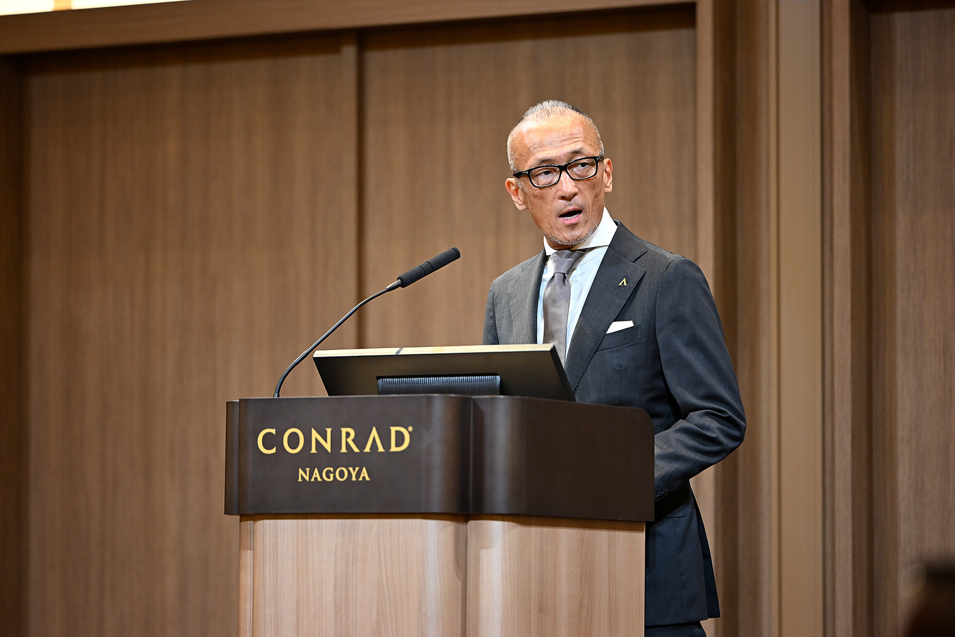 ホテルの概要を説明したコンラッド名古屋副総支配人 番匠谷俊彰氏