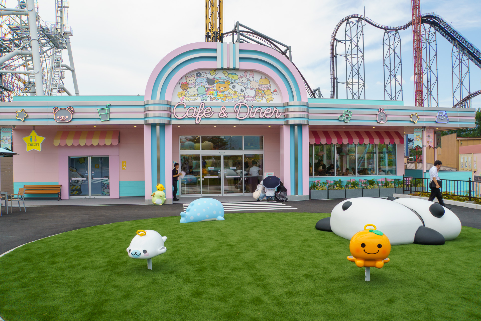 レストラン外観。大きなたれぱんだとじんべえさん、遊具になったまめゴマ・みかんぼうや、きゅうりドッグを持つぺんぎん？にキイロイトリまでいる
