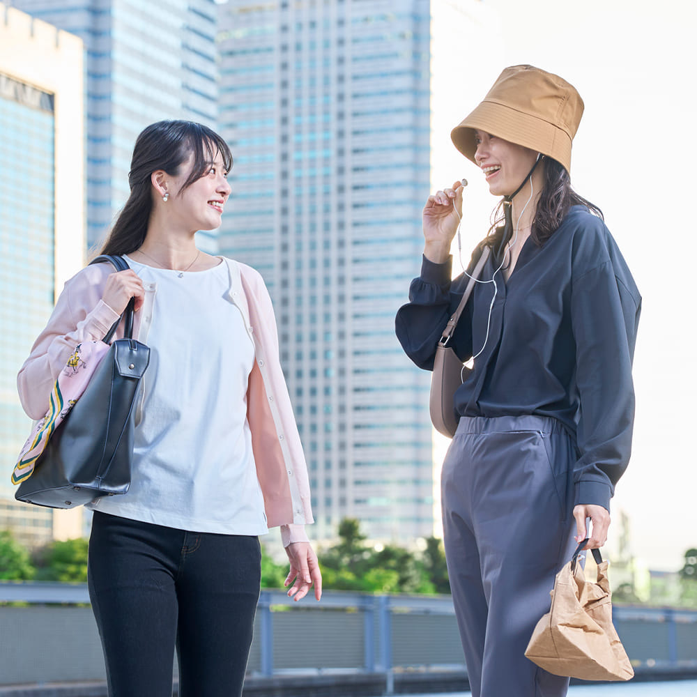 目深な形状で紫外線も視線もガード