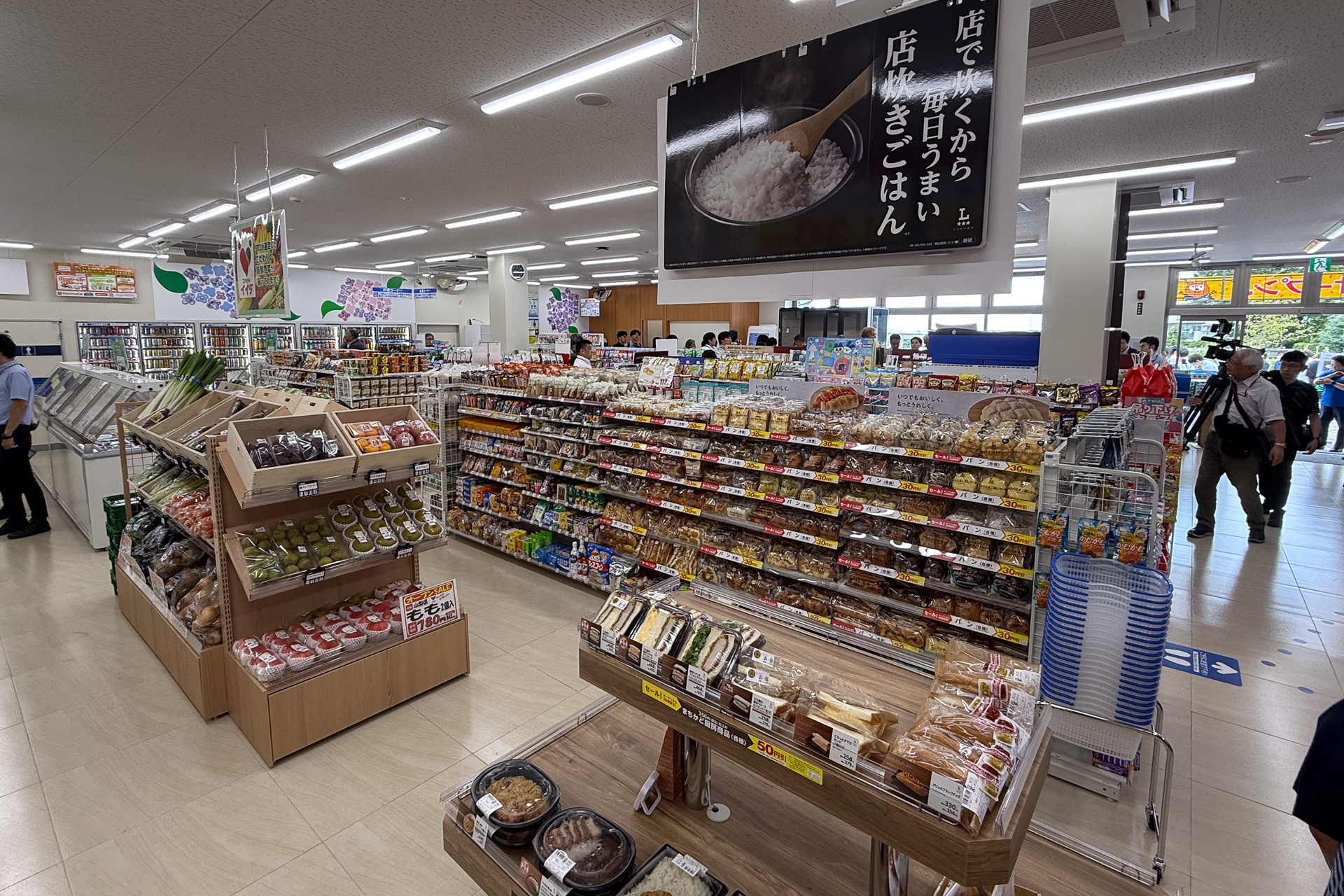 店内は通常のローソンの機能に、行政サービスの遠隔対応、コミュニティスペース、災害支援拠点などの機能を盛り込んだ