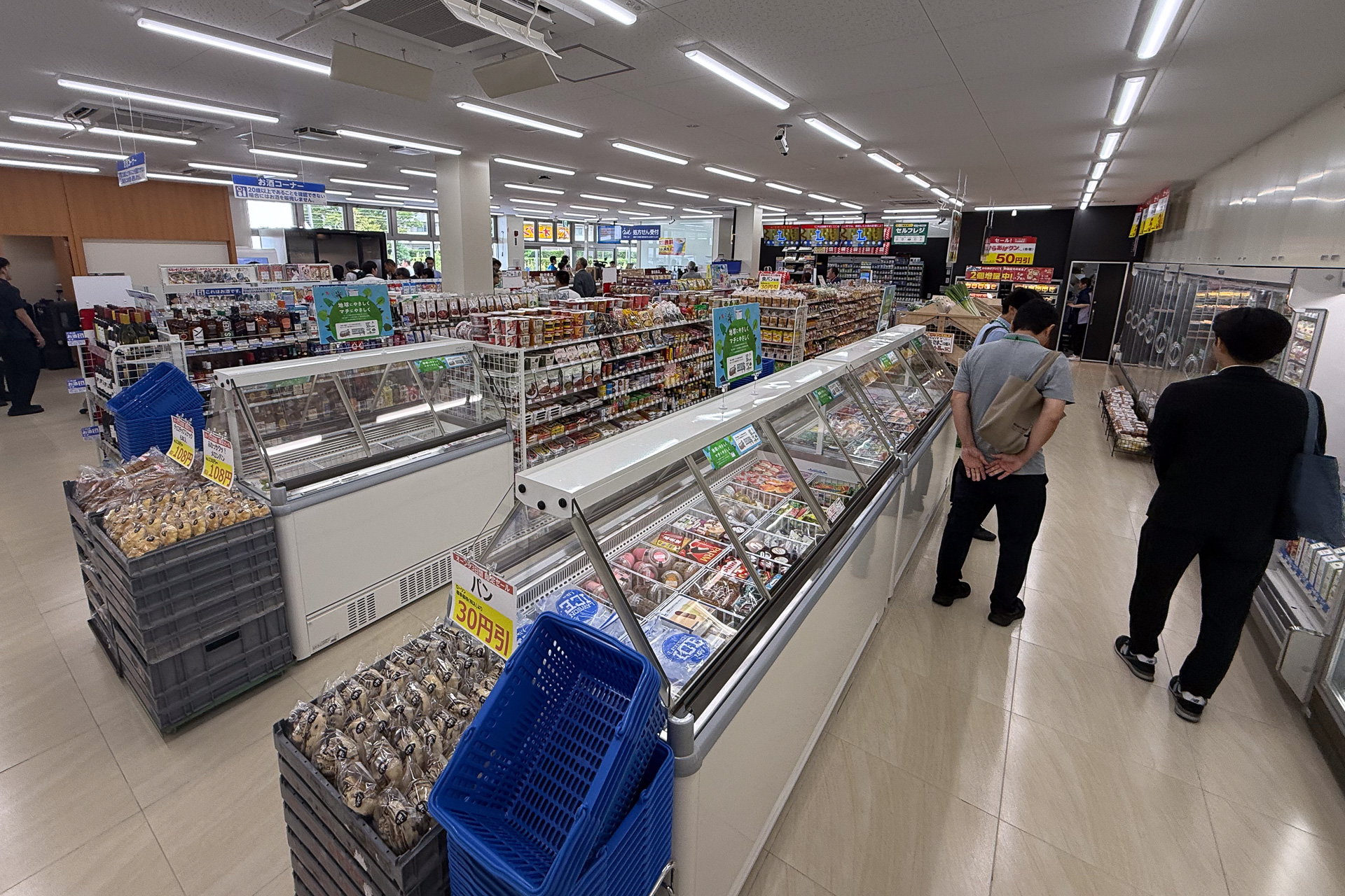 店内は通常のローソンの機能に、行政サービスの遠隔対応、コミュニティスペース、災害支援拠点などの機能を盛り込んだ