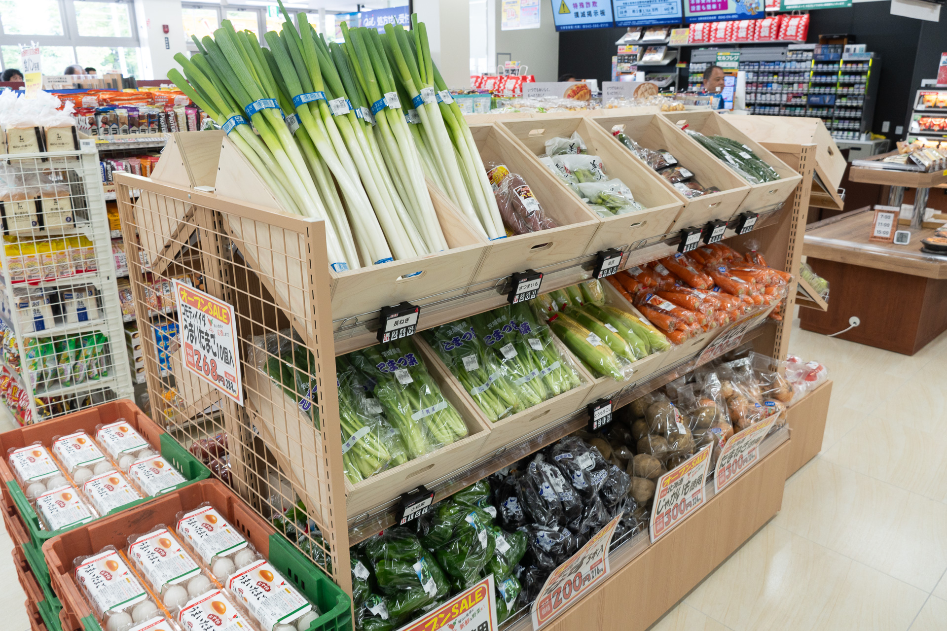「コモディイイダ」から毎日届く生鮮品（野菜・精肉・冷凍魚）を扱う