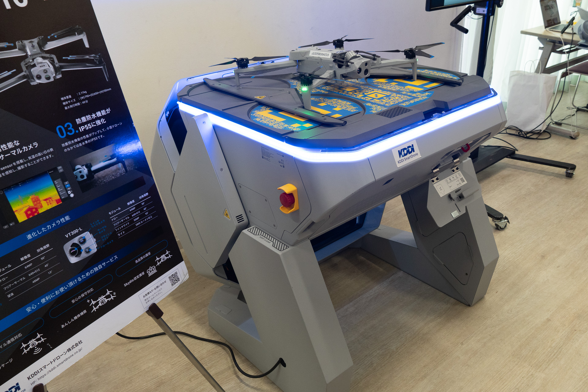 KDDIスマートドローンの自動充電ポート付きドローン「Skydio X10」。このエリアは人口密集地のため遠隔操縦を行なうことはできないが、各地のローソンに展開することで災害発生時の被害確認・情報収集などに役立てていくという