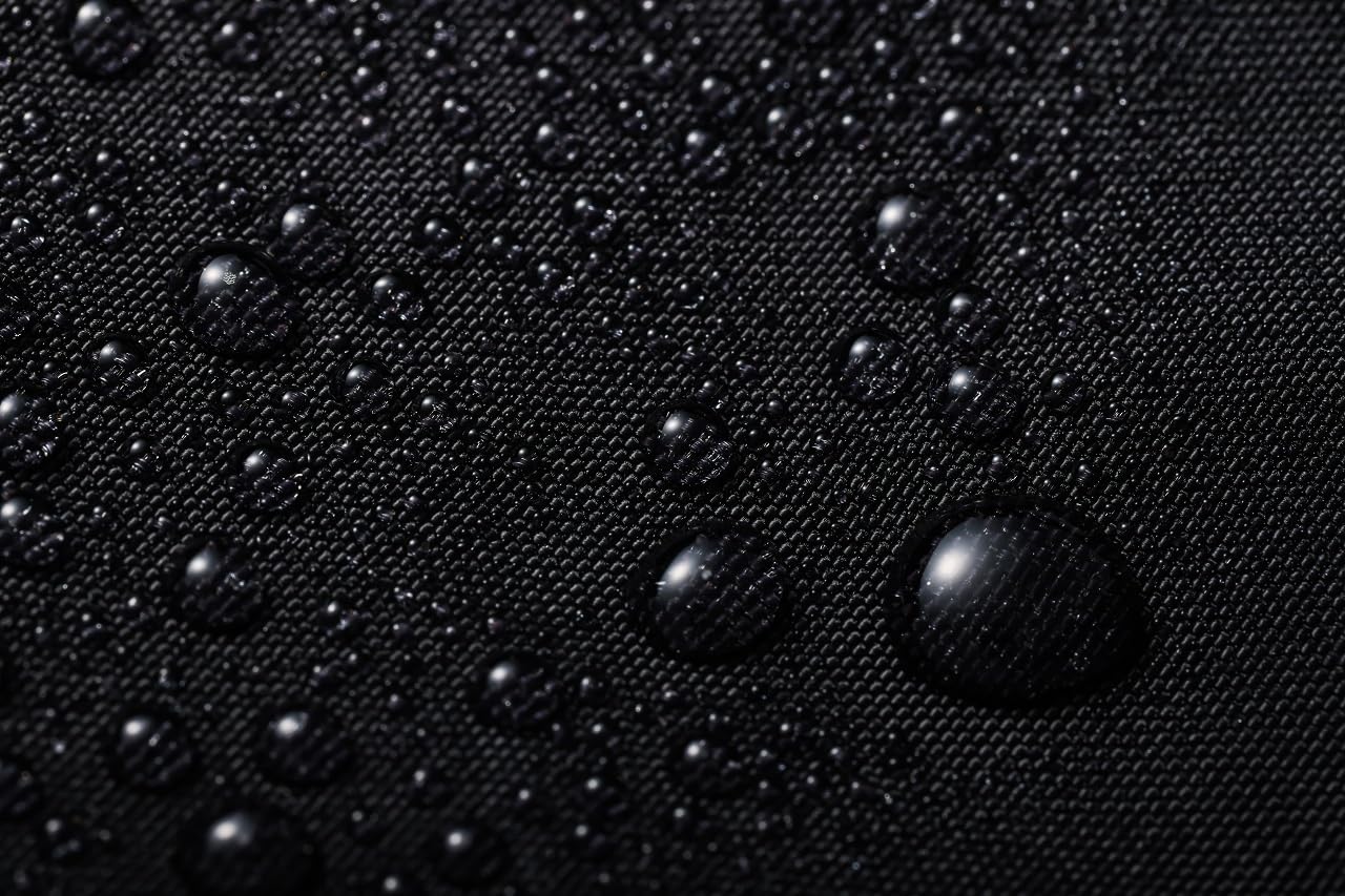 撥水加工のナイロン生地なので、突然の雨も安心
