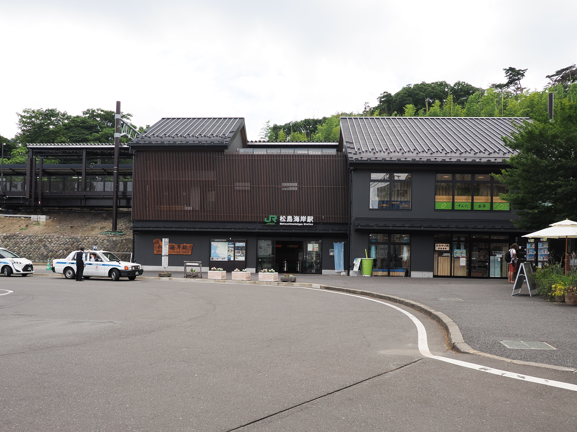 松島海岸駅の駅舎。線路は高台を走っている