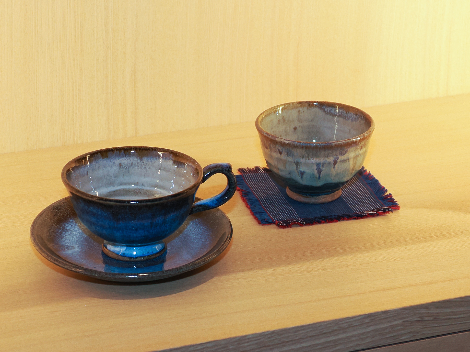 石巻市の三輪田窯のカップ。鮮やかなブルー