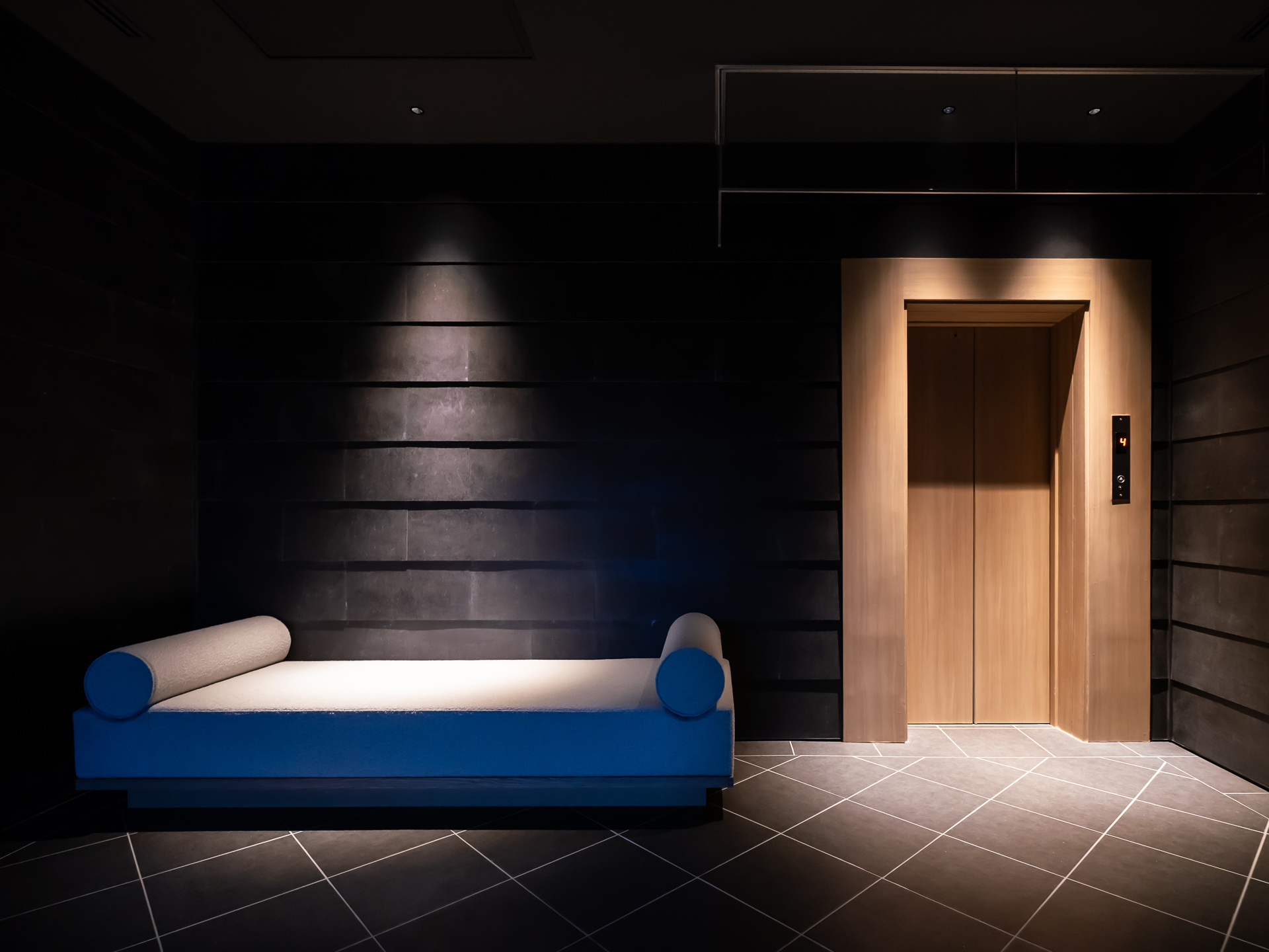 1階ロビーのエレベーターホール