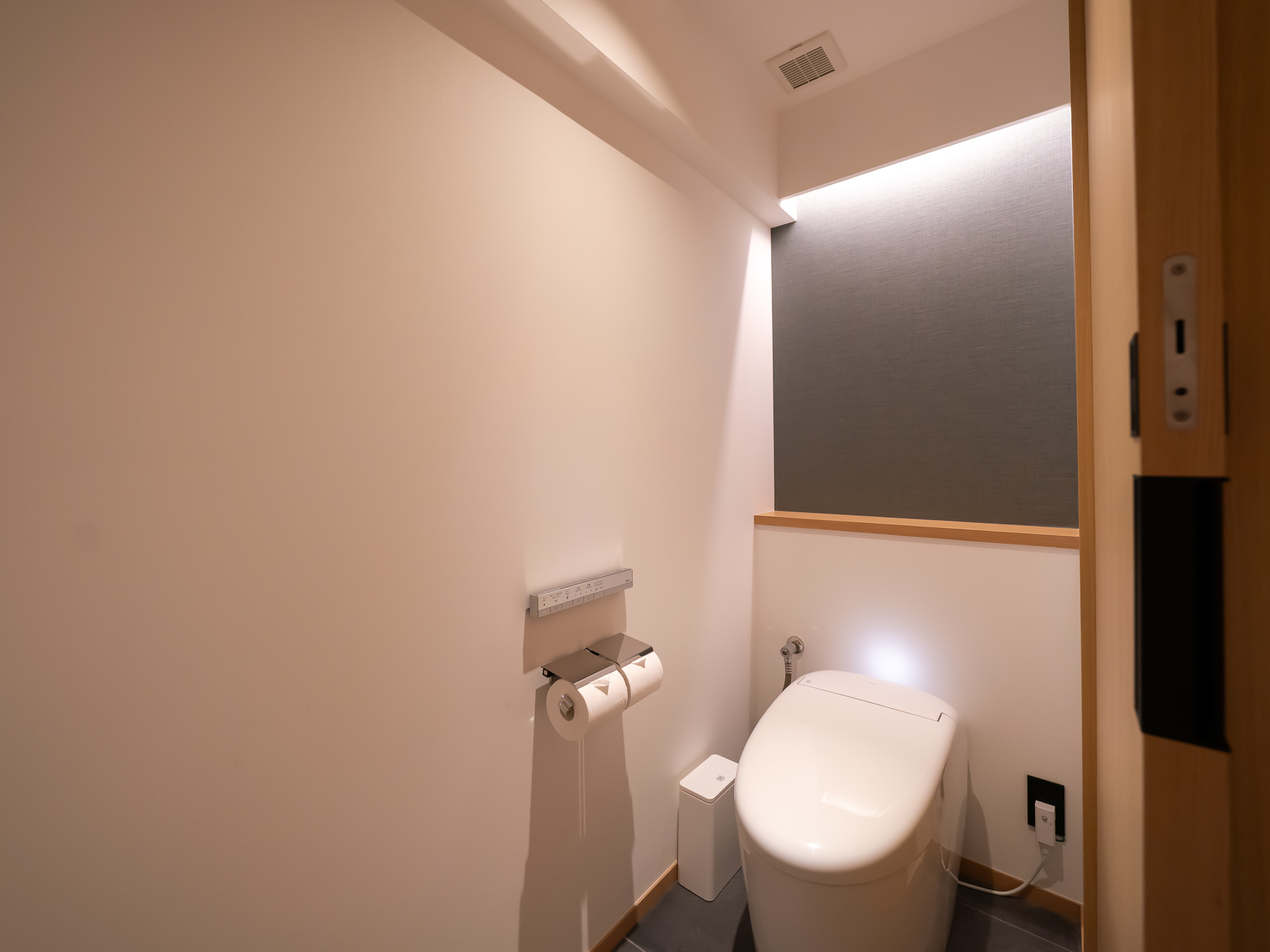 トイレは別室で広め。もちろん洗浄機能付き