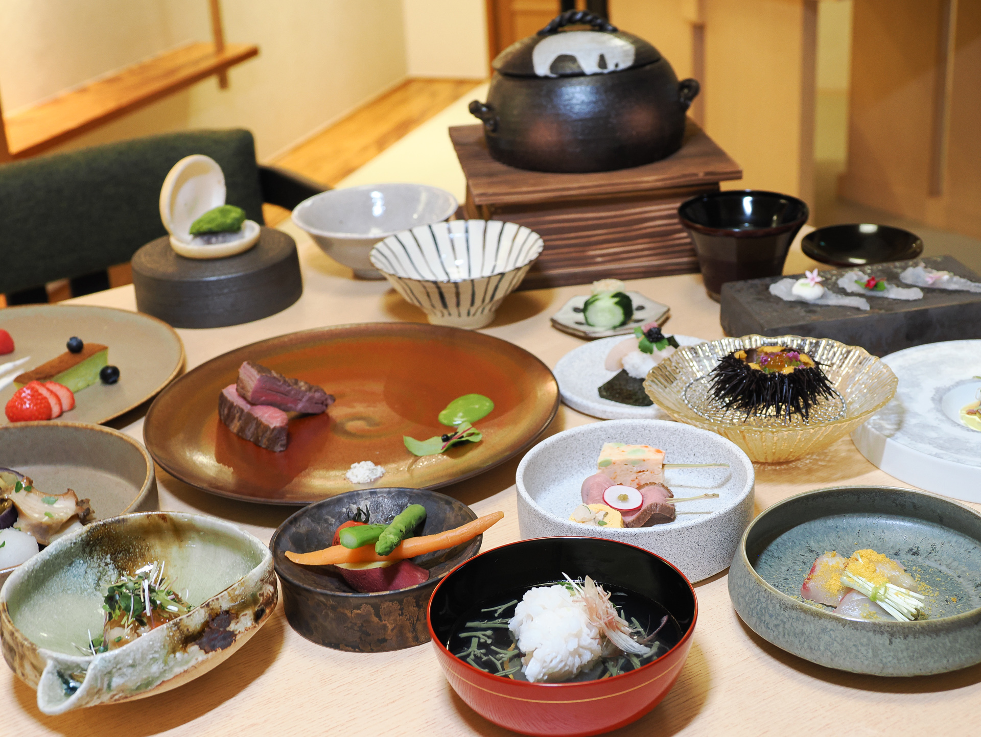 夕食の会席料理「文月」。先付「女川産がぜうに」、前菜「雄勝産帆立」「合鴨ロース」「松島穴子」「仙台茶豆の海老真丈」、吸物「牡丹體順才」、造り「三陸産鱸藁焼き」「石巻産鯛昆布締め」「鰹銀皮造り」、煮物「賀茂茄子揚げ出汁」、口直し「車海老 北寄貝 黄味酢」、進肴「栗原の漢方和牛炭火燒」、食事「北限のしらす菜ご飯釜焚き」「十三浜べっこう蜆汁 香の物」、水菓子「あらごし桃ゼリー」「ずんだチーズケーキ」「抹茶最中」