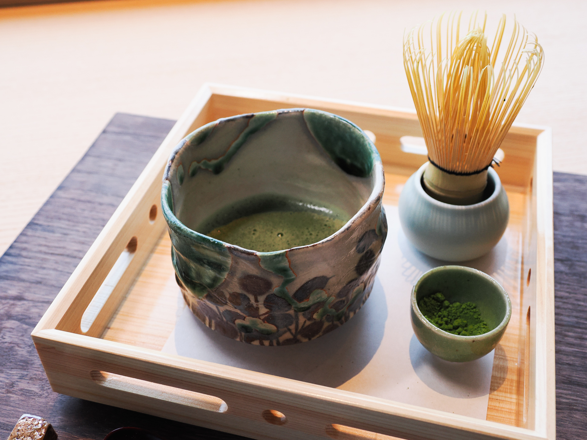 食前にかつおぶし出汁と混ぜる抹茶が提供された