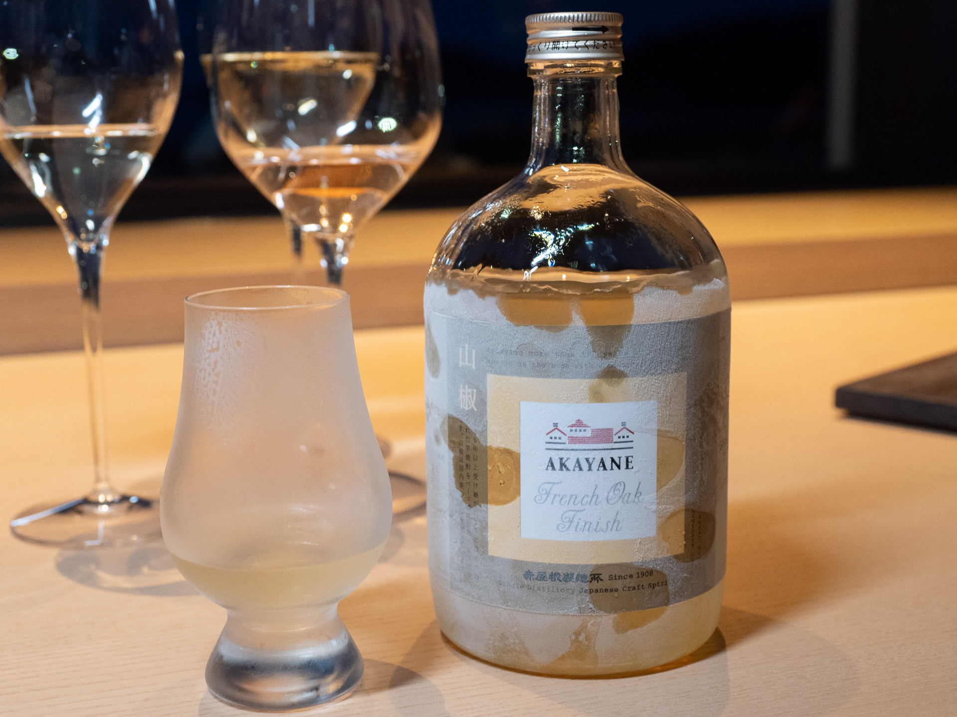 佐多宗二商店のプレミアムなAKAYANE山椒クラフトスピリッツ。ストレートと炭酸割りを飲み比べ