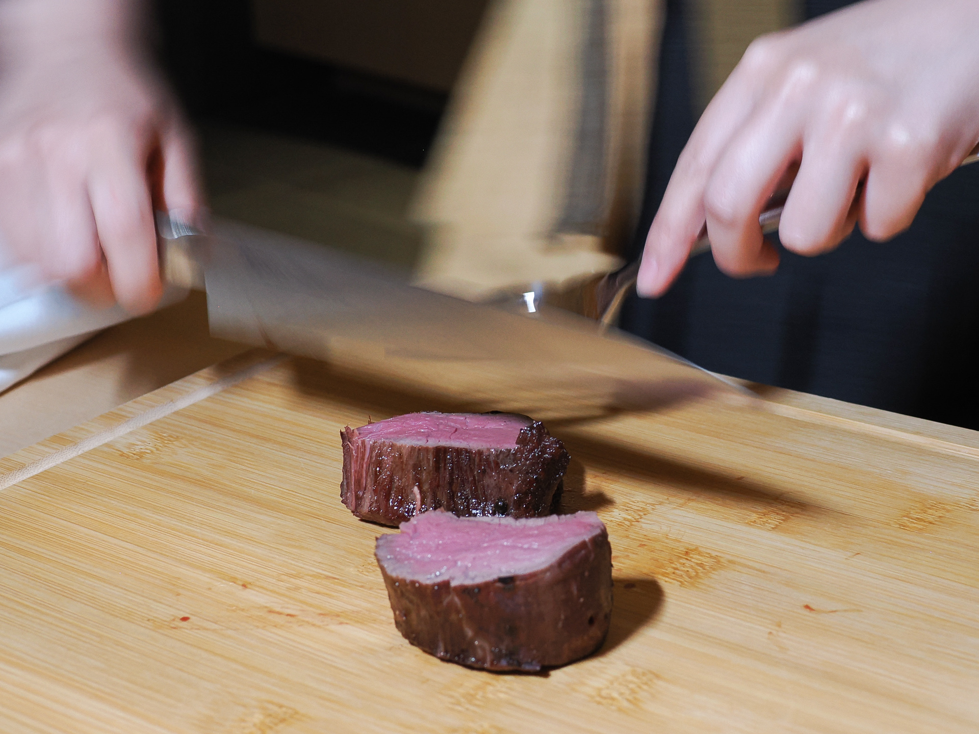 目の前で手際よく肉を切り分けてくれた
