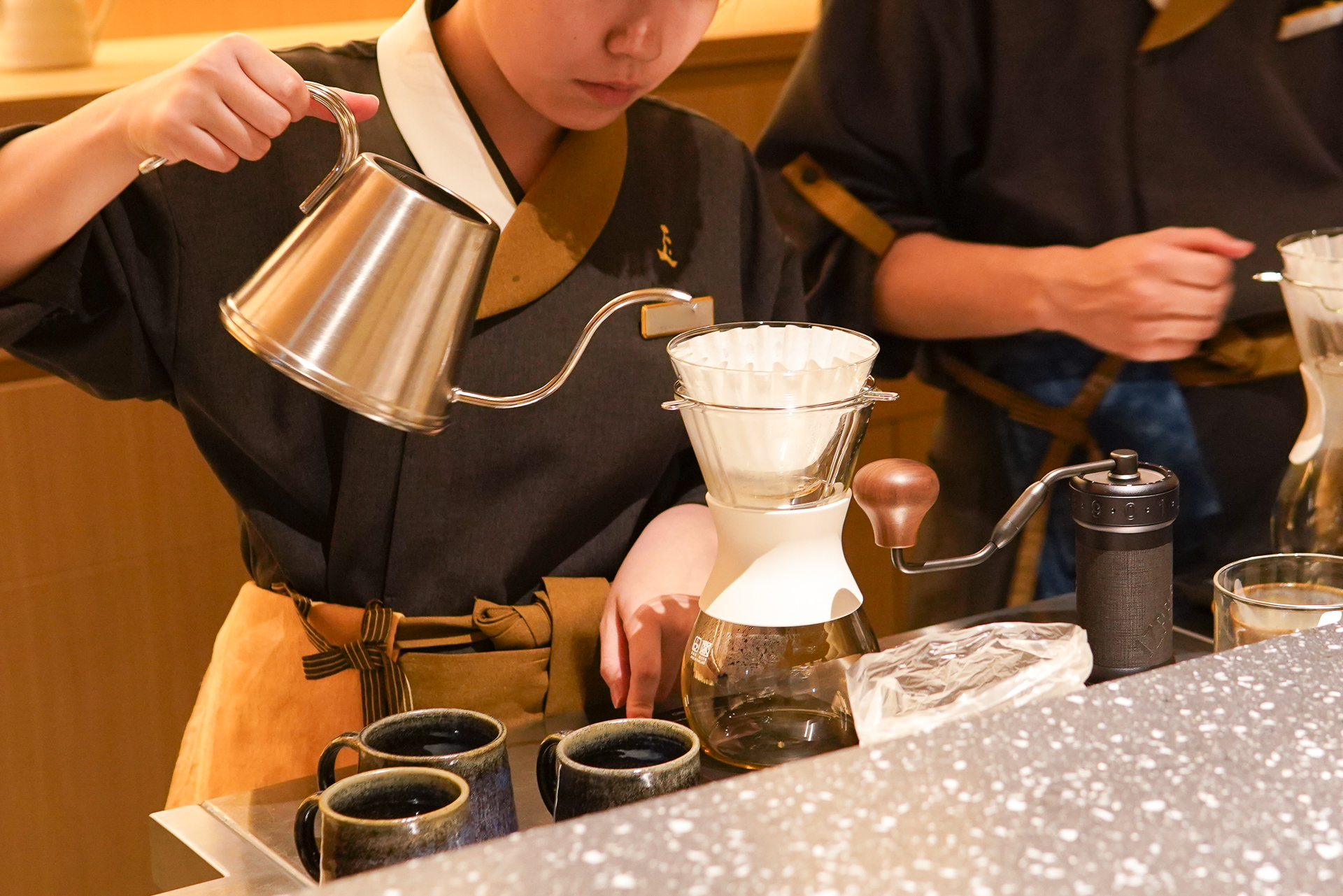 ここからは1階のバーに移動。コーヒーをハンドドリップで入れてくれる
