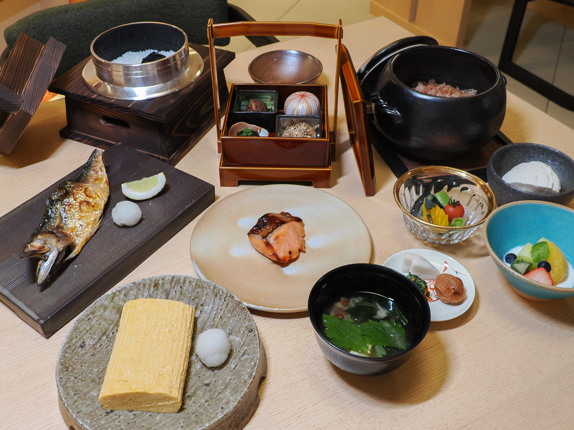 夏季の朝食。小鉢「ミヤギシロメ笊上げ豆腐」、煮物「夏野菜 冷し鉢」、春慶塗重「仙台雪菜お浸し」「はらこ醤油漬け」「七ヶ浜産生海苔佃煮」「きんびら牛蒡」、銀シャリ釜炊き「栗原産つや姫」「仙台白味噌仕立て」「香の物」、焼き物「焼き魚2種、または出汁巻き玉子（3種類から選択）」、水菓子「旬の果実」「岩泉ヨーグルト」