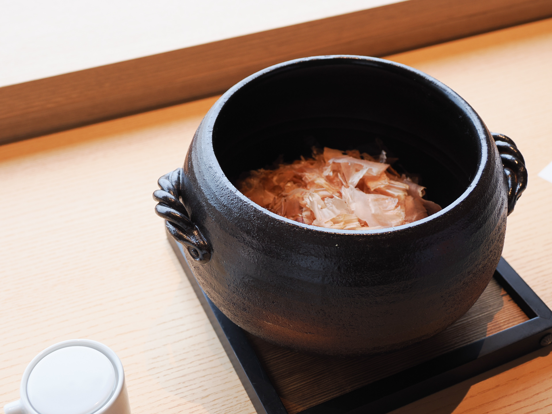 石巻丸平かつおぶしの本枯れ節薄削りが鉢に入って提供