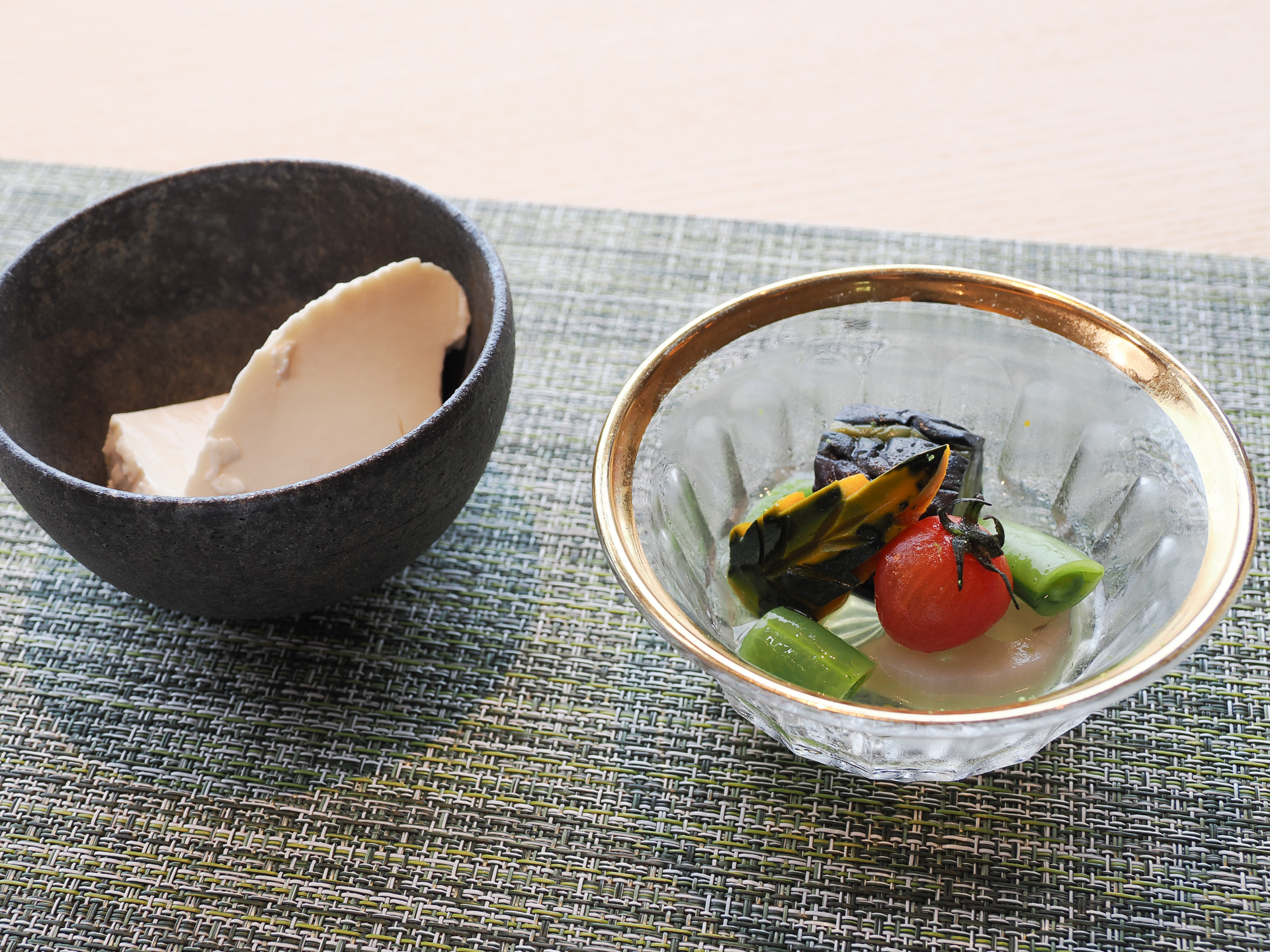 小鉢の「ミヤギシロメ笊上げ豆腐」、煮物「夏野菜 冷し鉢」