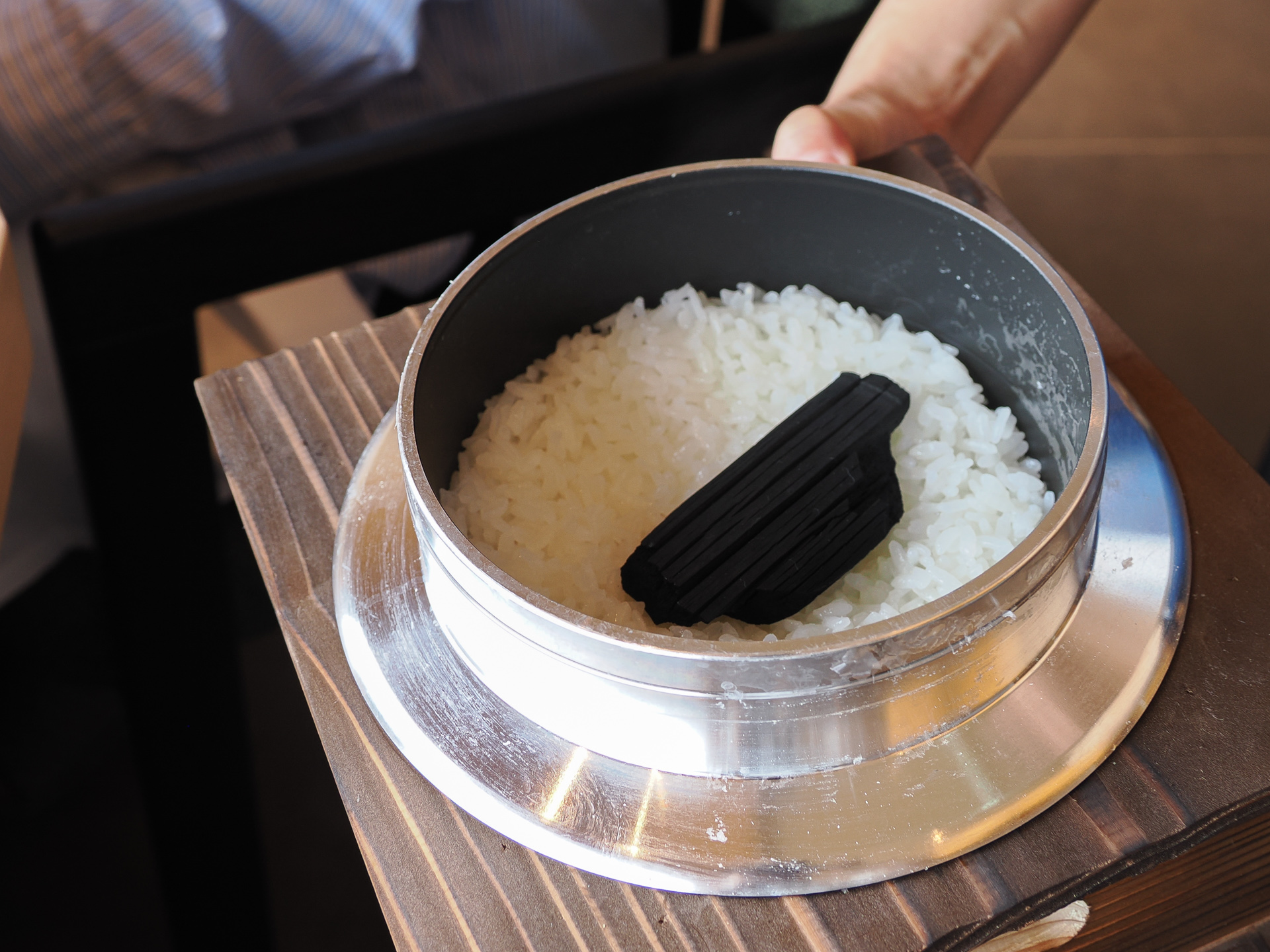 銀シャリ釜炊き「栗原産つや姫」は席にお釜で提供された