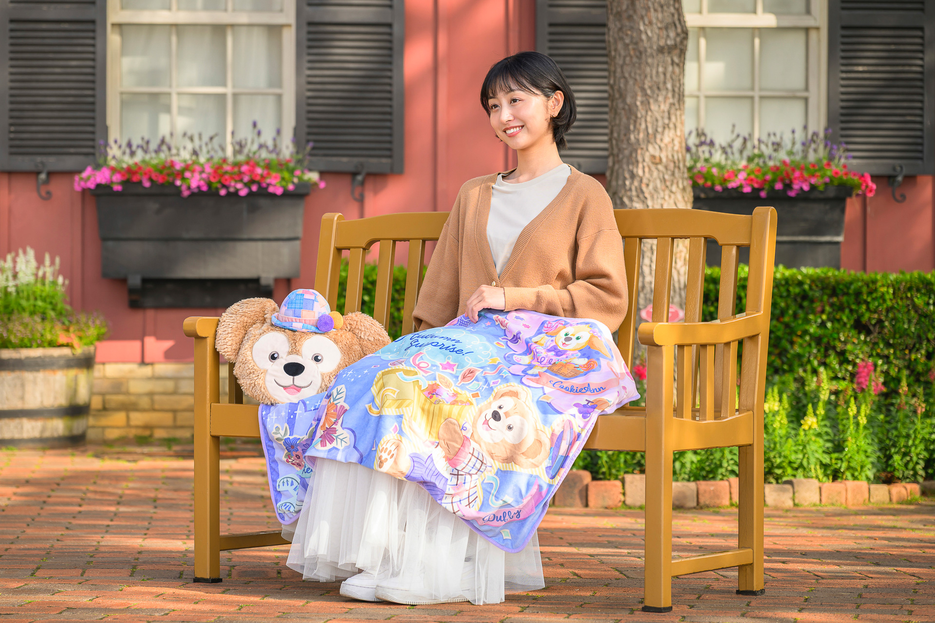 ジェラトーニのショルダーバッグや防寒グッズほか、パークで使えるアイテムが発売