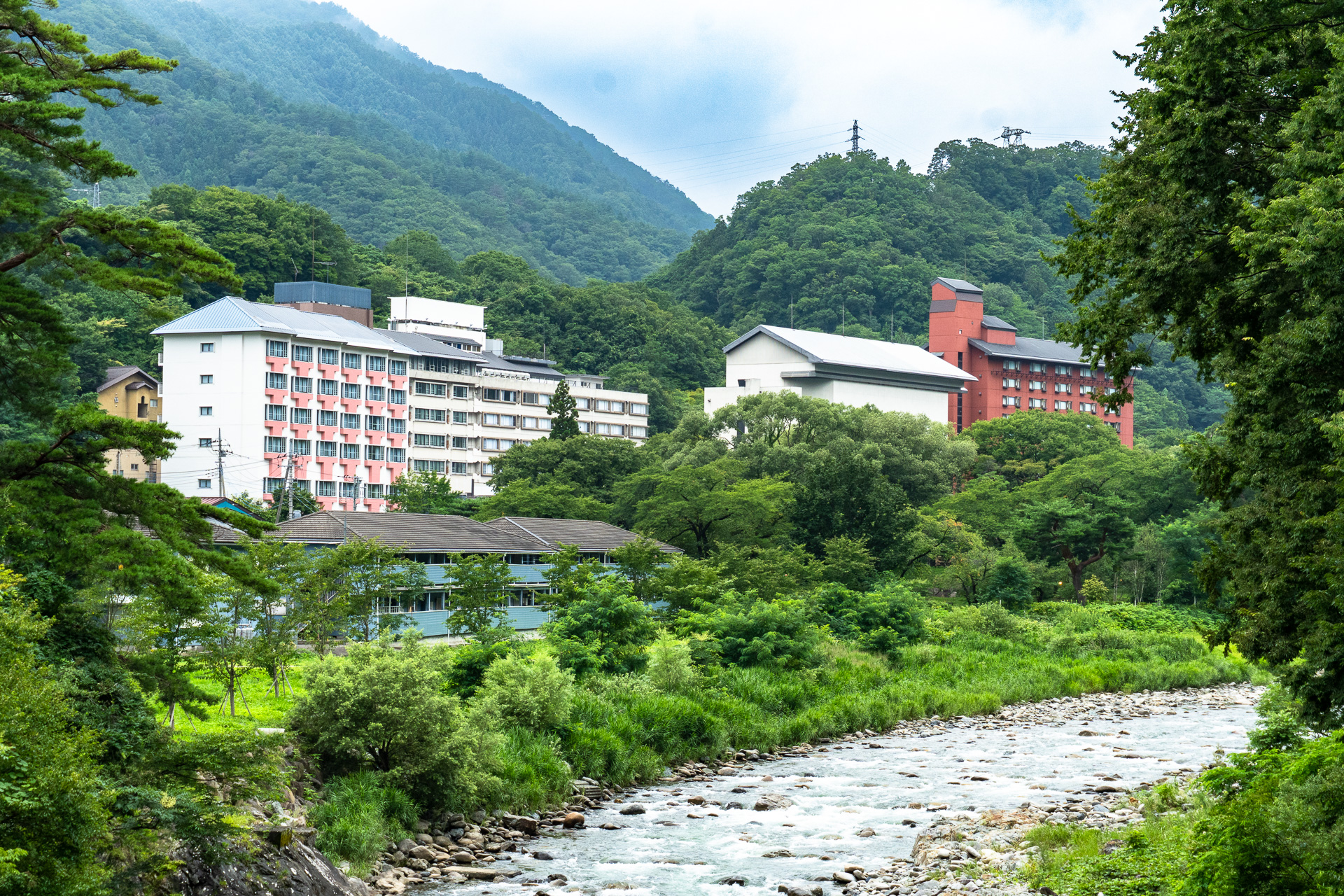 一級河川・利根川沿いに建つ巨大旅館「大江戸温泉物語Premium 松乃井」。群馬県内では伊香保温泉に続く2施設目の「Premium」シリーズ