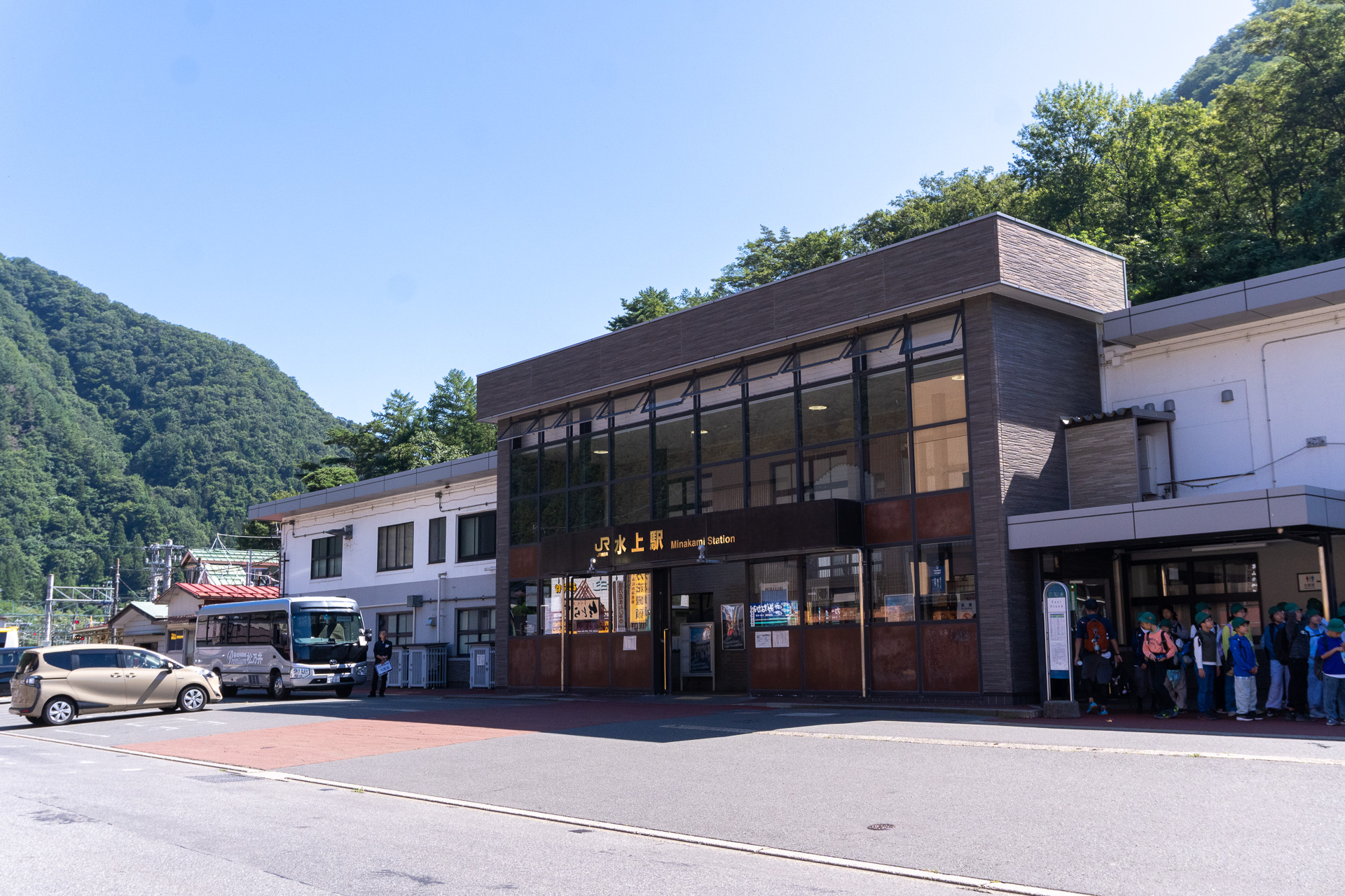 JR水上駅～ホテルは送迎バスで約5分、新幹線停車駅の上毛高原駅～ホテルは路線バスで約15分