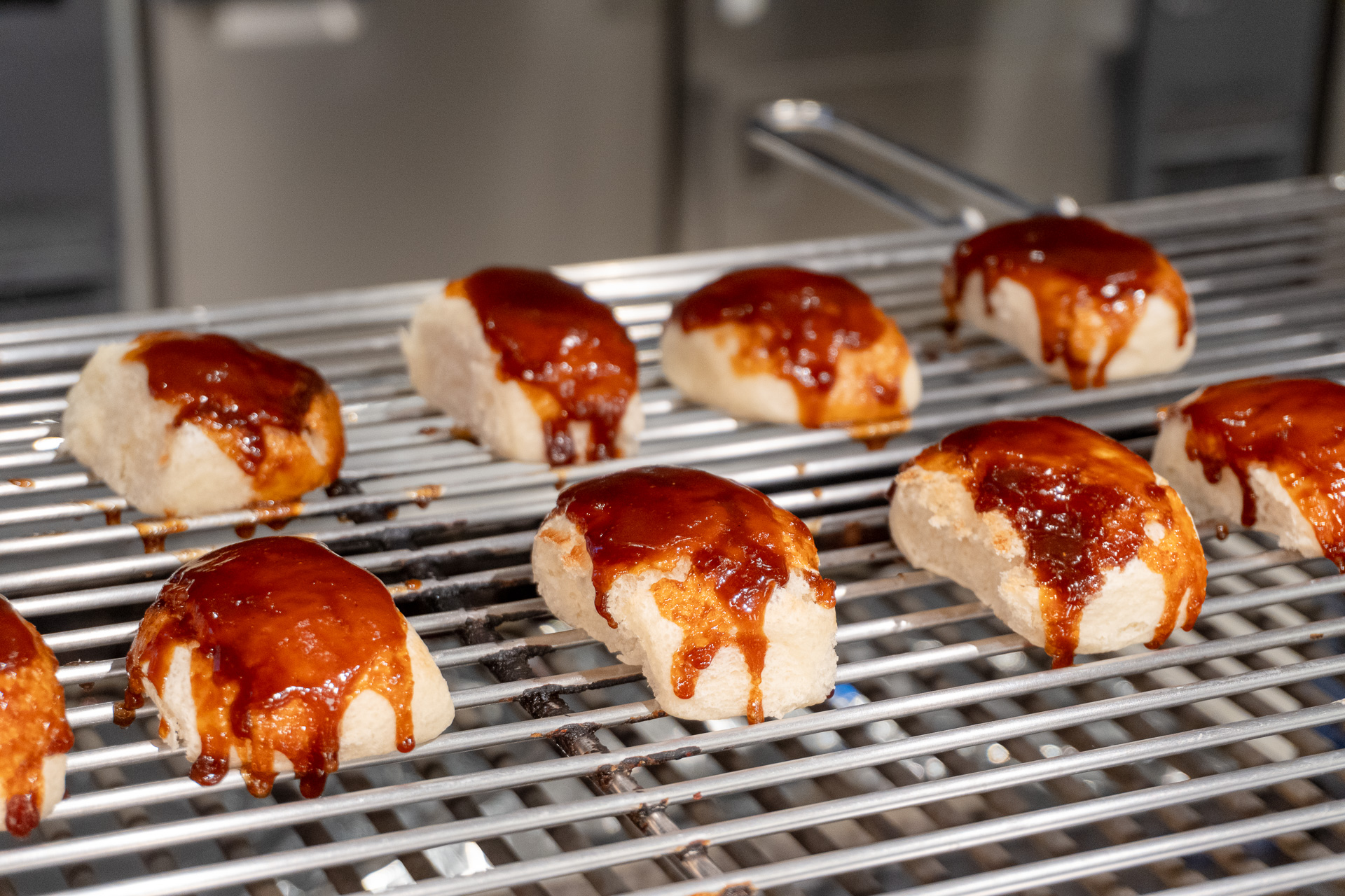 ふわふわの生地と甘辛いタレが癖になる「焼きまんじゅう」